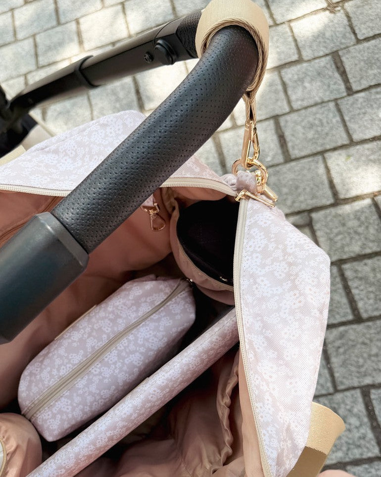 Open Love by Lily tas met pouch en verschoningsmat aan de kinderwagen