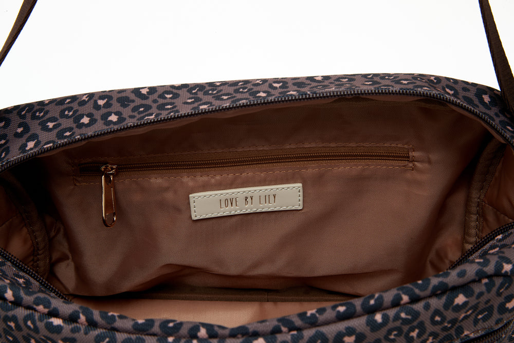 The Lily Pocket Wild Espresso van Love by Lily in luipaardprint, geopend met zicht op de bruine binnenvoering en een zijvak