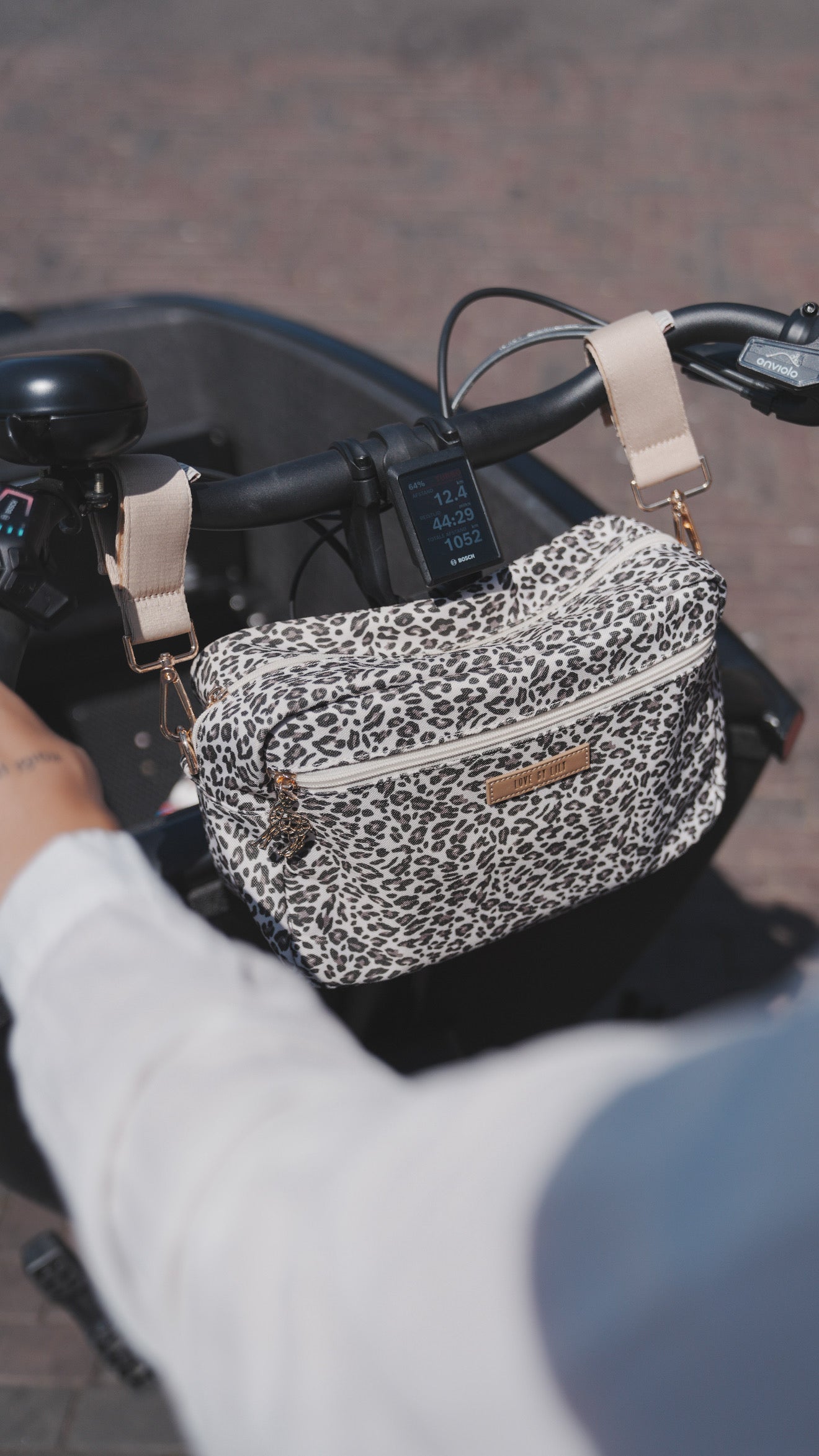 The Lily Pocket – Snow Leopard