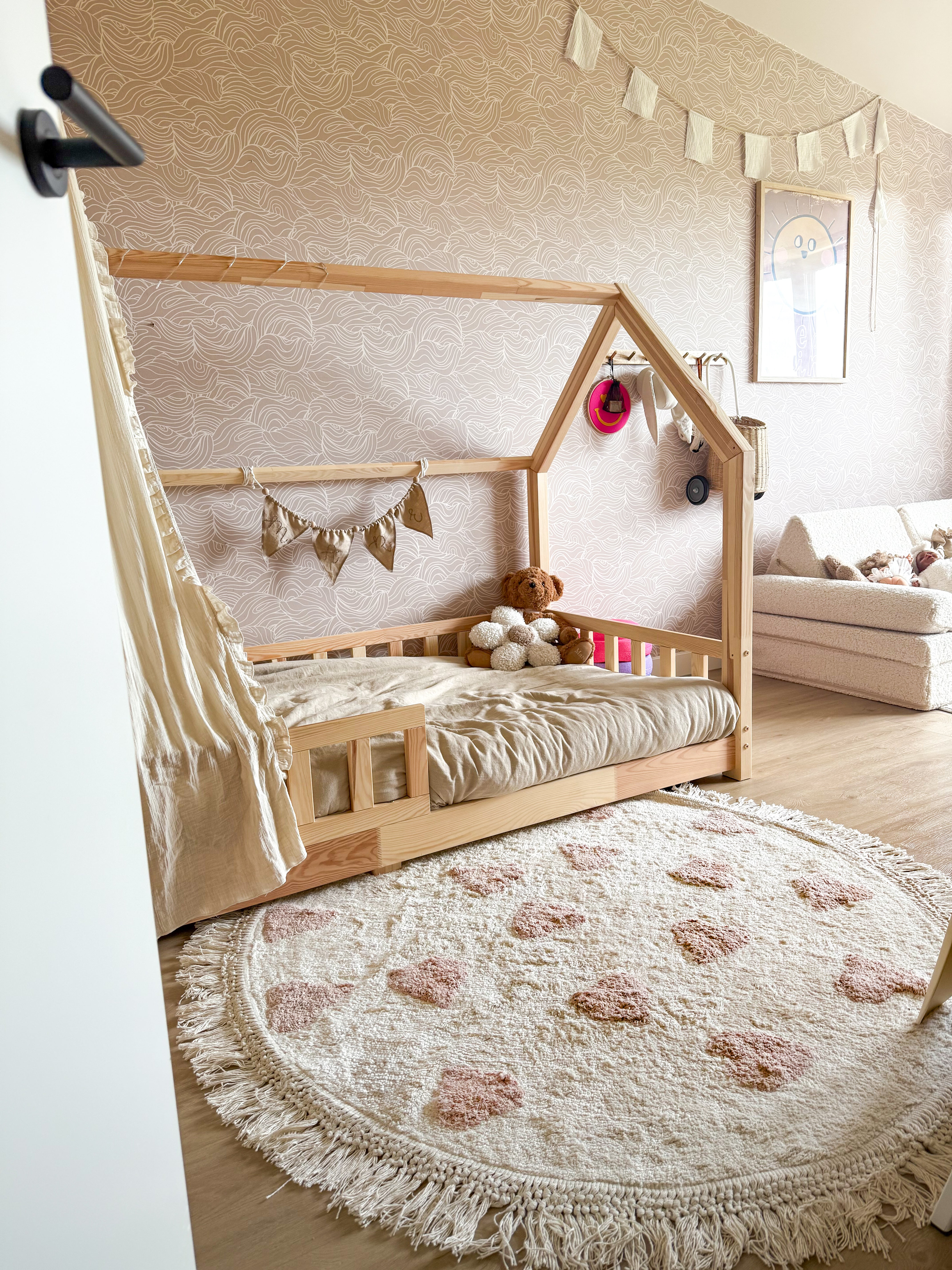 Kindervloerkleed met hartjespatroon in blush tinten, ideaal voor babykamer.