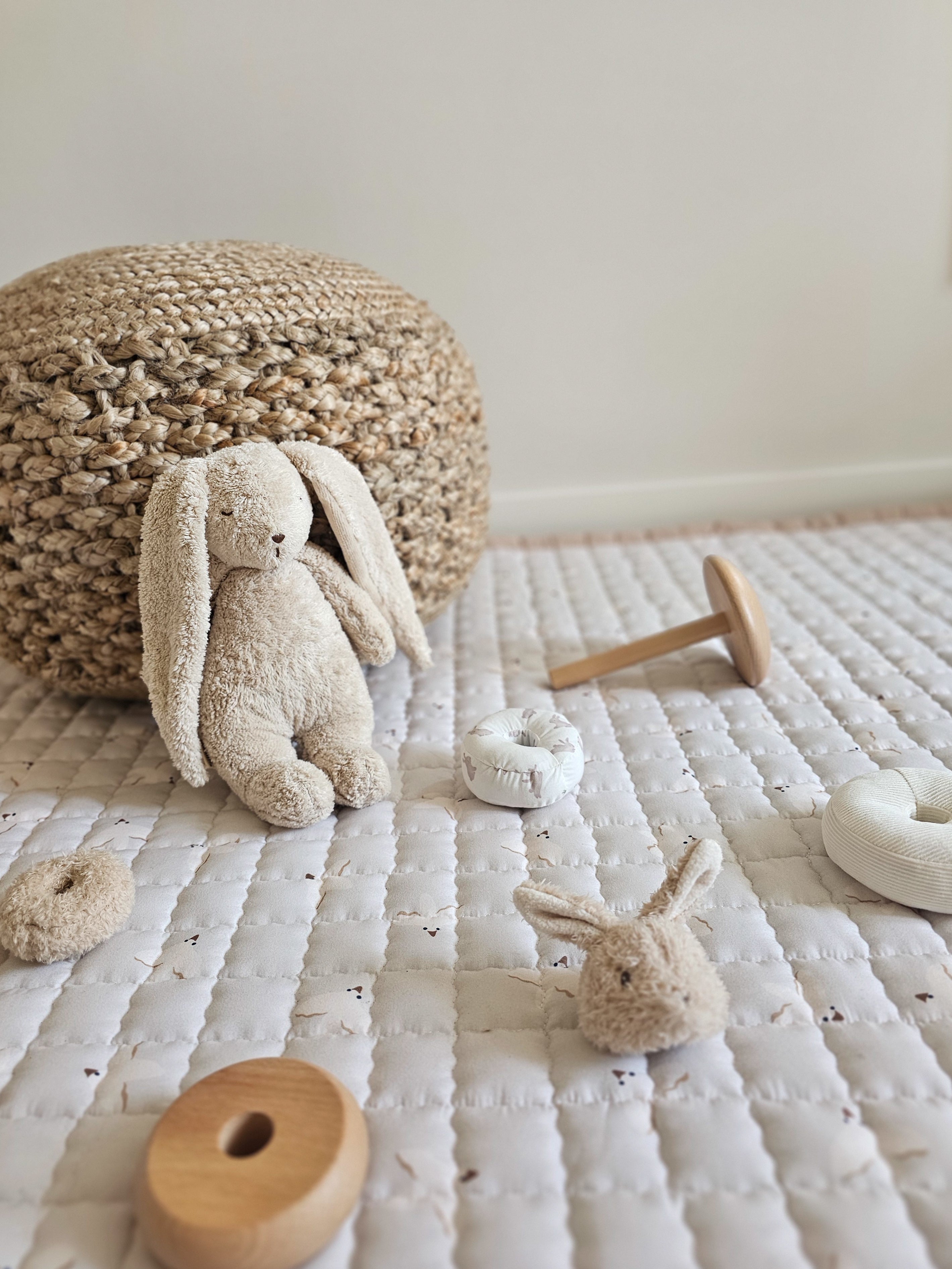 Detail van Birds speelkleed in beige met minimalistisch vogeldesign