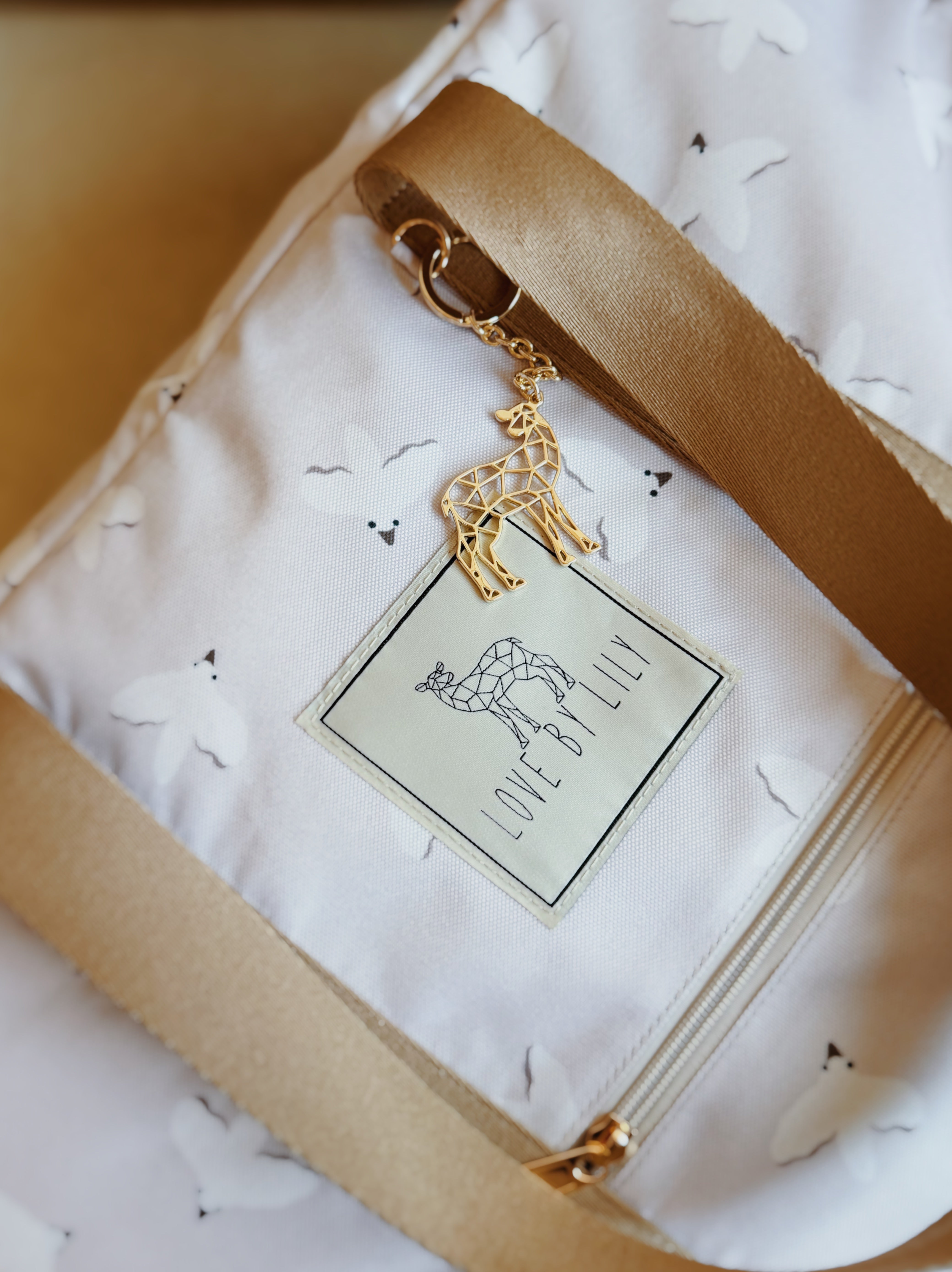 Close-up van Travel Mom Bag Birds – gouden rits en stevige hengsels