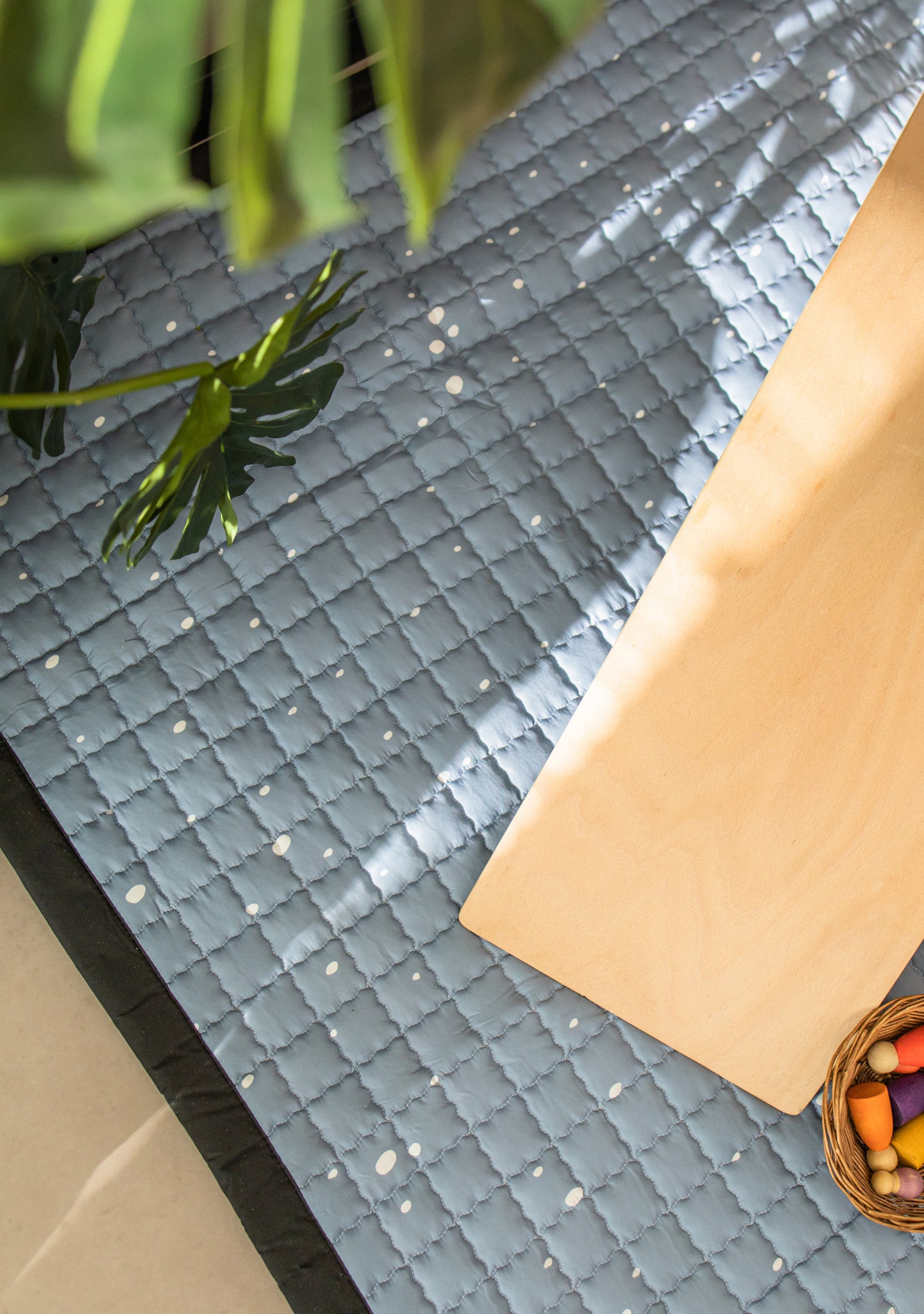 Fris speelkleed met witte stipjes op een kalme blauwe achtergrond – luchtig en zacht.