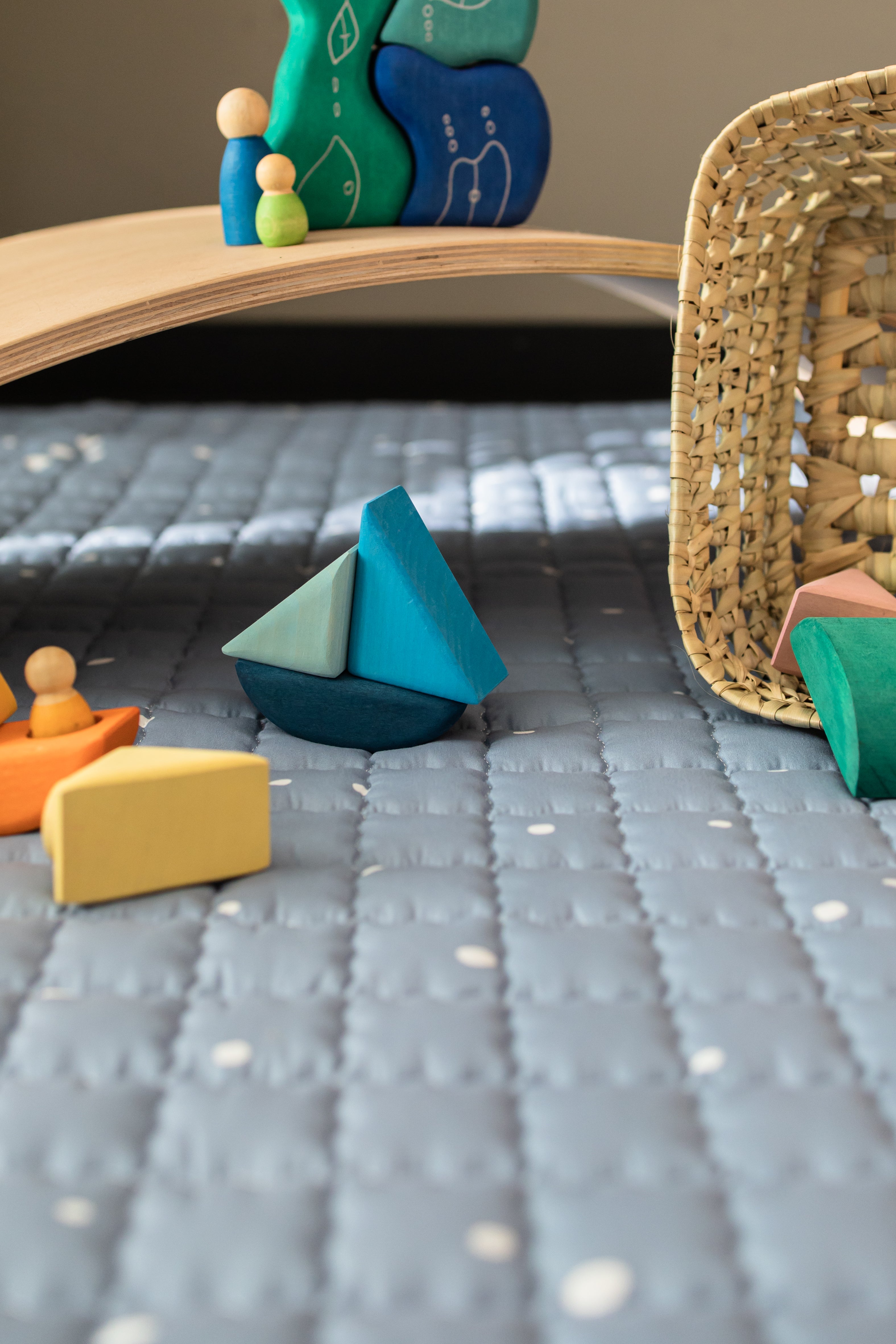 Comfortabel speelkleed met een frisse uitstraling – blauw met speelse stippen.