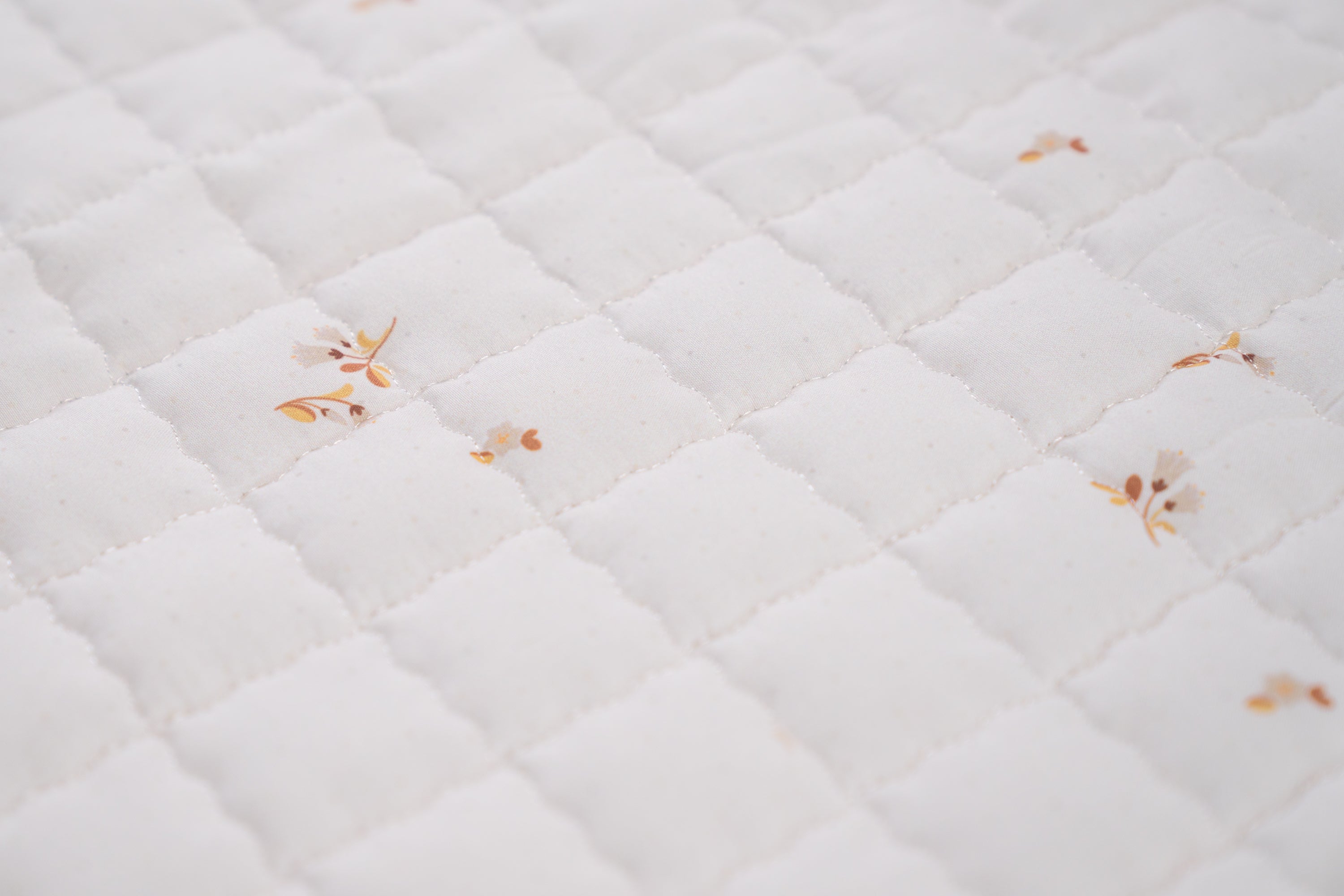 Speelkleed met delicate bloemetjes en subtiele stippen – lief en zacht.