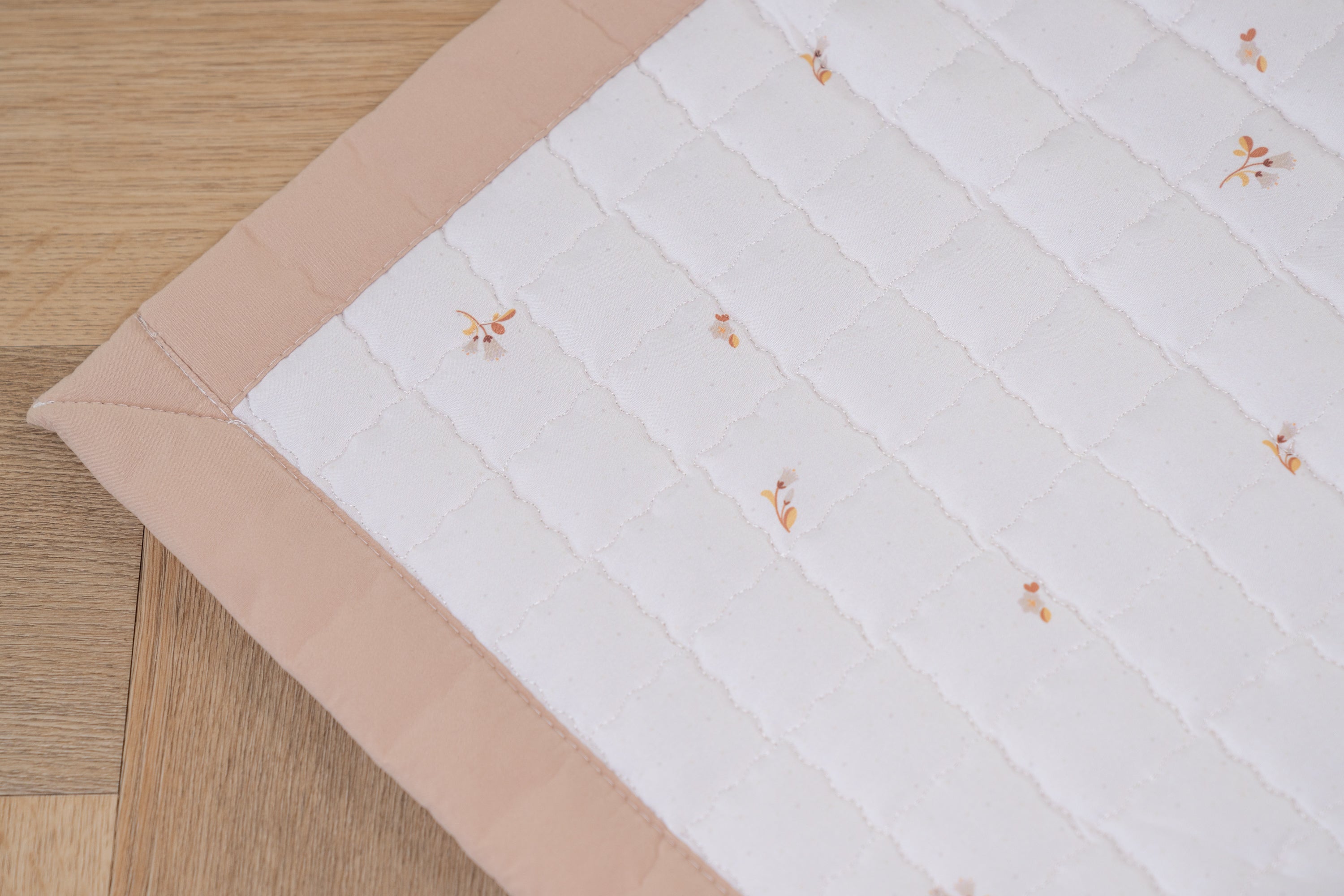 Zacht speelkleed met fijne bloemen en stippen – perfect voor dromerige speelmomenten.