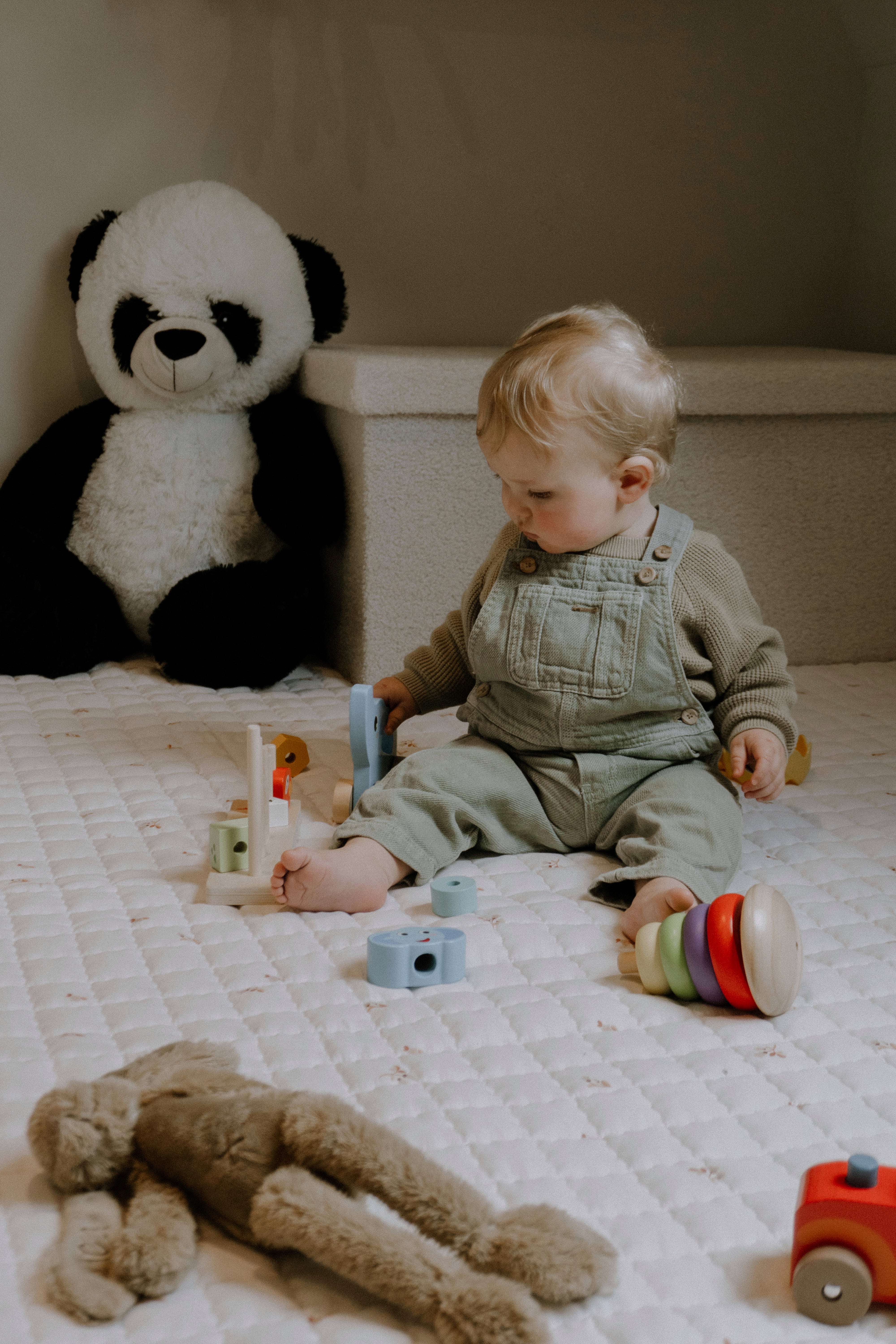 Zacht speelkleed met fijne bloemetjes en stipjes – vol liefde en vrolijkheid.