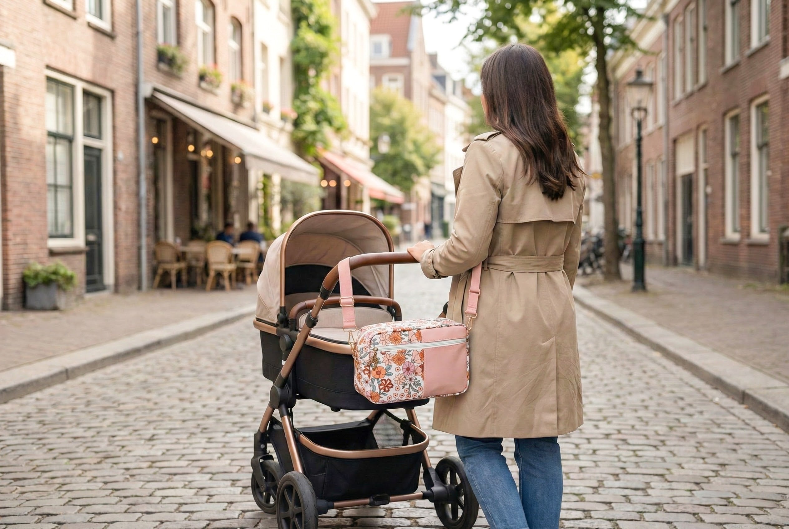 Bloemrijke Lily Pocket voor dagelijks gebruik – overzichtelijk en elegant.