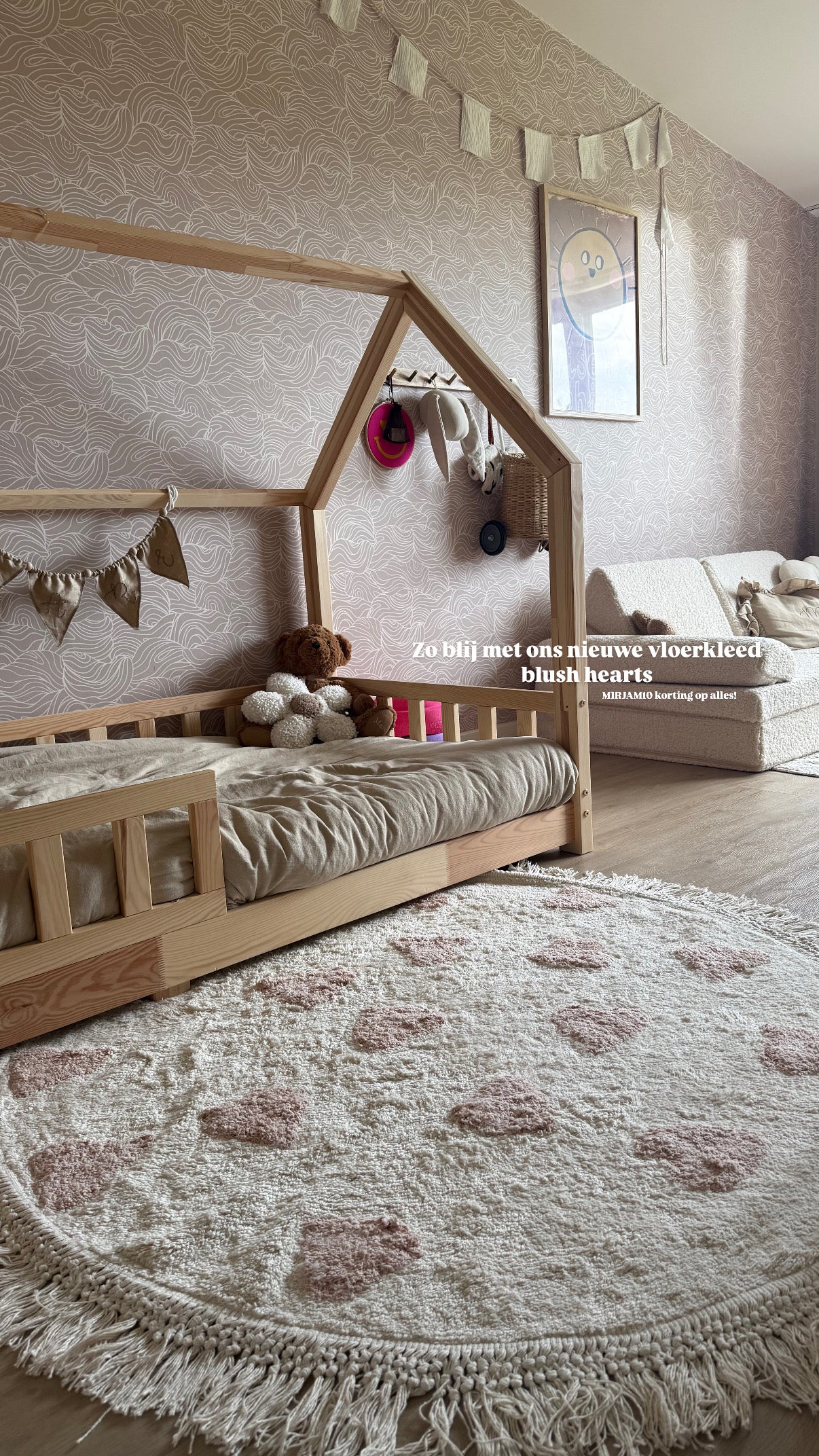 Modern vloerkleed met hartjes, perfect voor meisjeskamer of speelruimte.