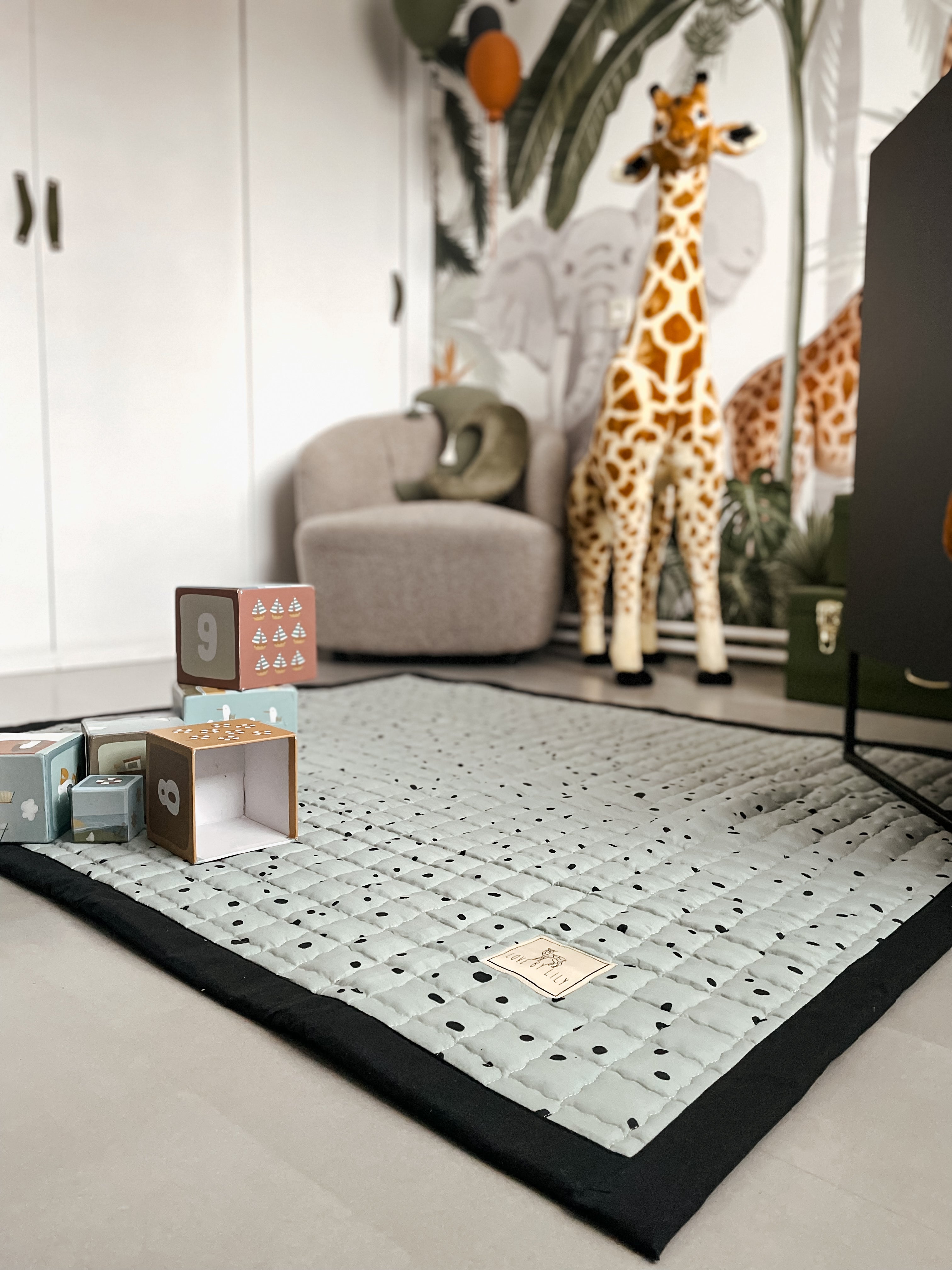 Een minimalistisch ontwerp in diepe groentinten – uitnodigend en comfortabel.