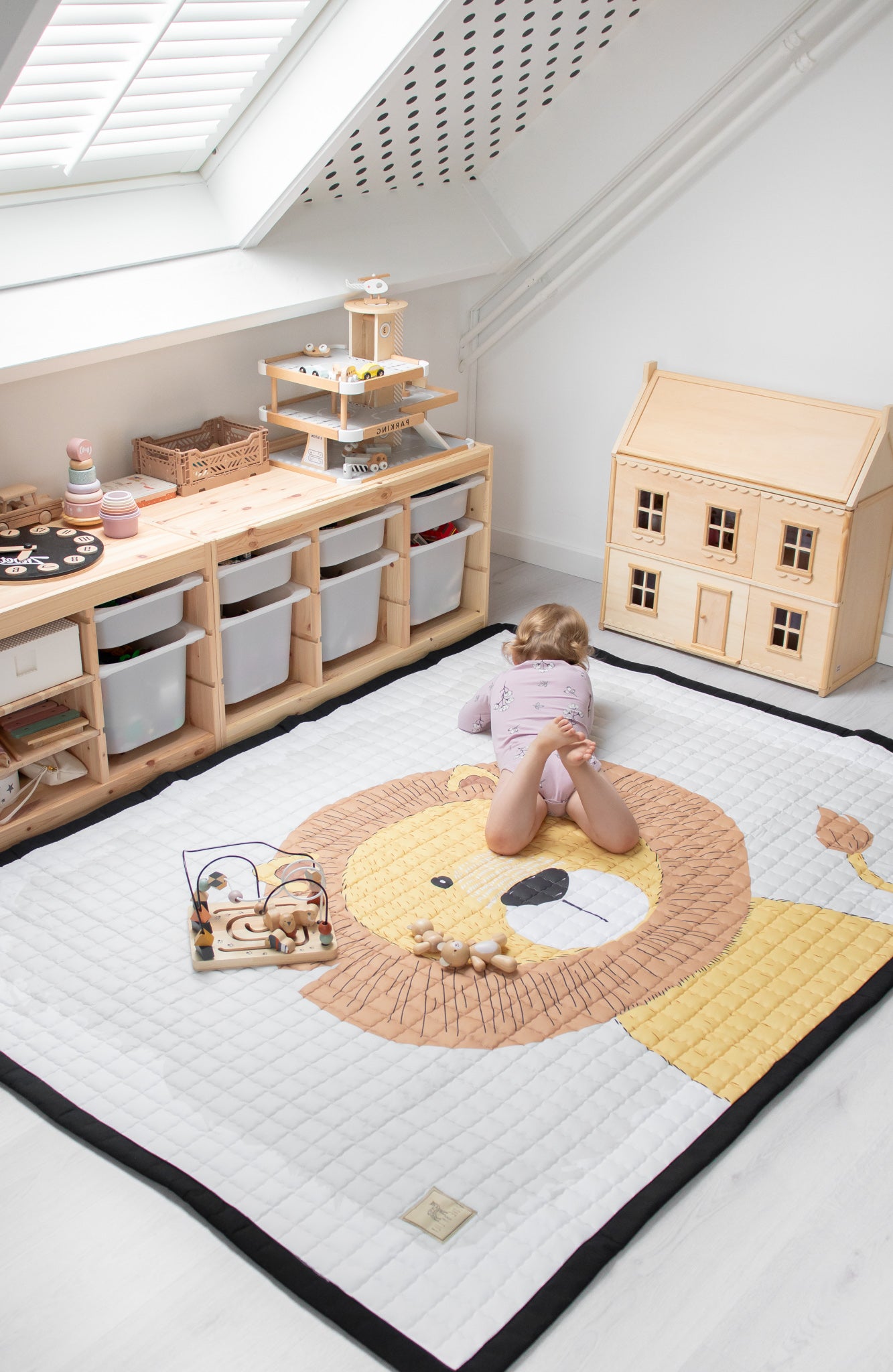 Lekker zacht speelkleed met een grote vriendelijke leeuw – een veilige plek om te spelen.