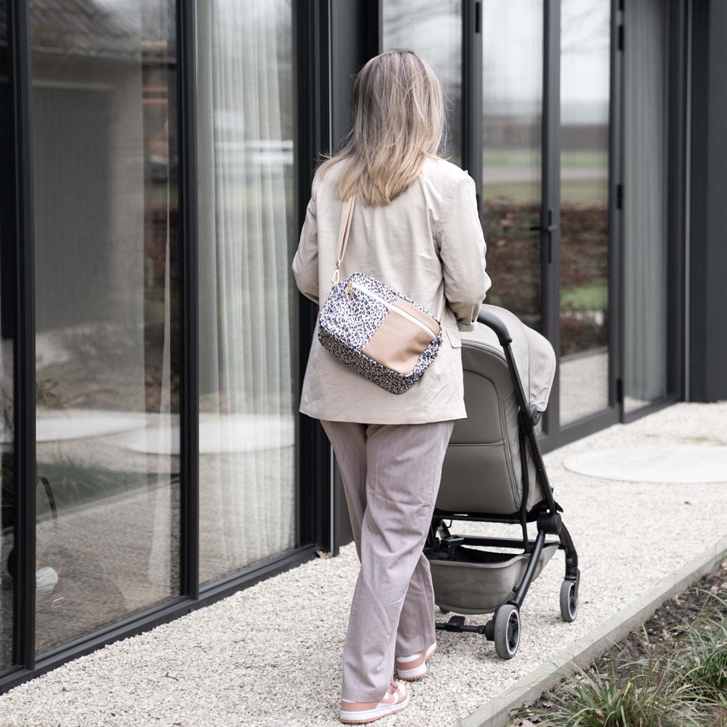 The Lily Pocket - Snow Leopard