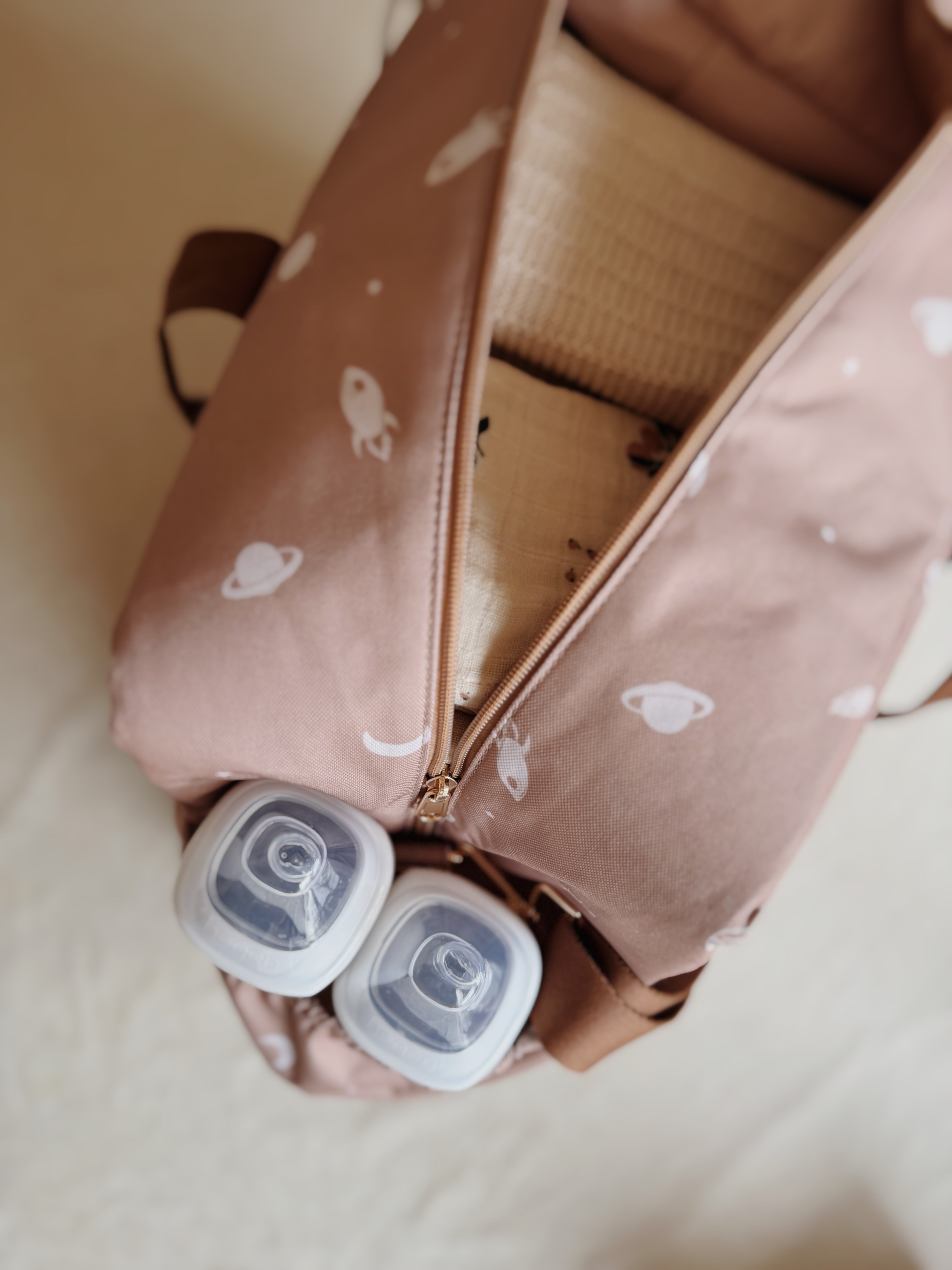 Multifunctionele mom bag My Universe met unieke ruimteprint.