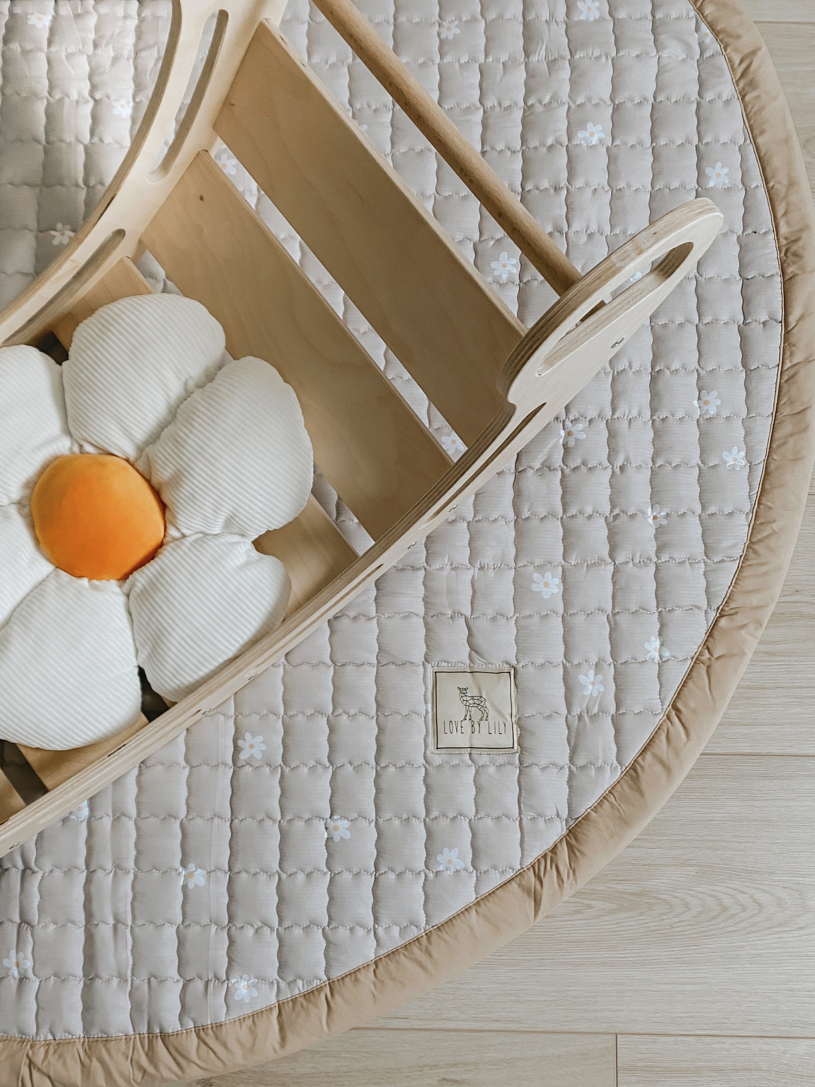 Rond speelkleed Daisies in een baby- of kinderruimte.