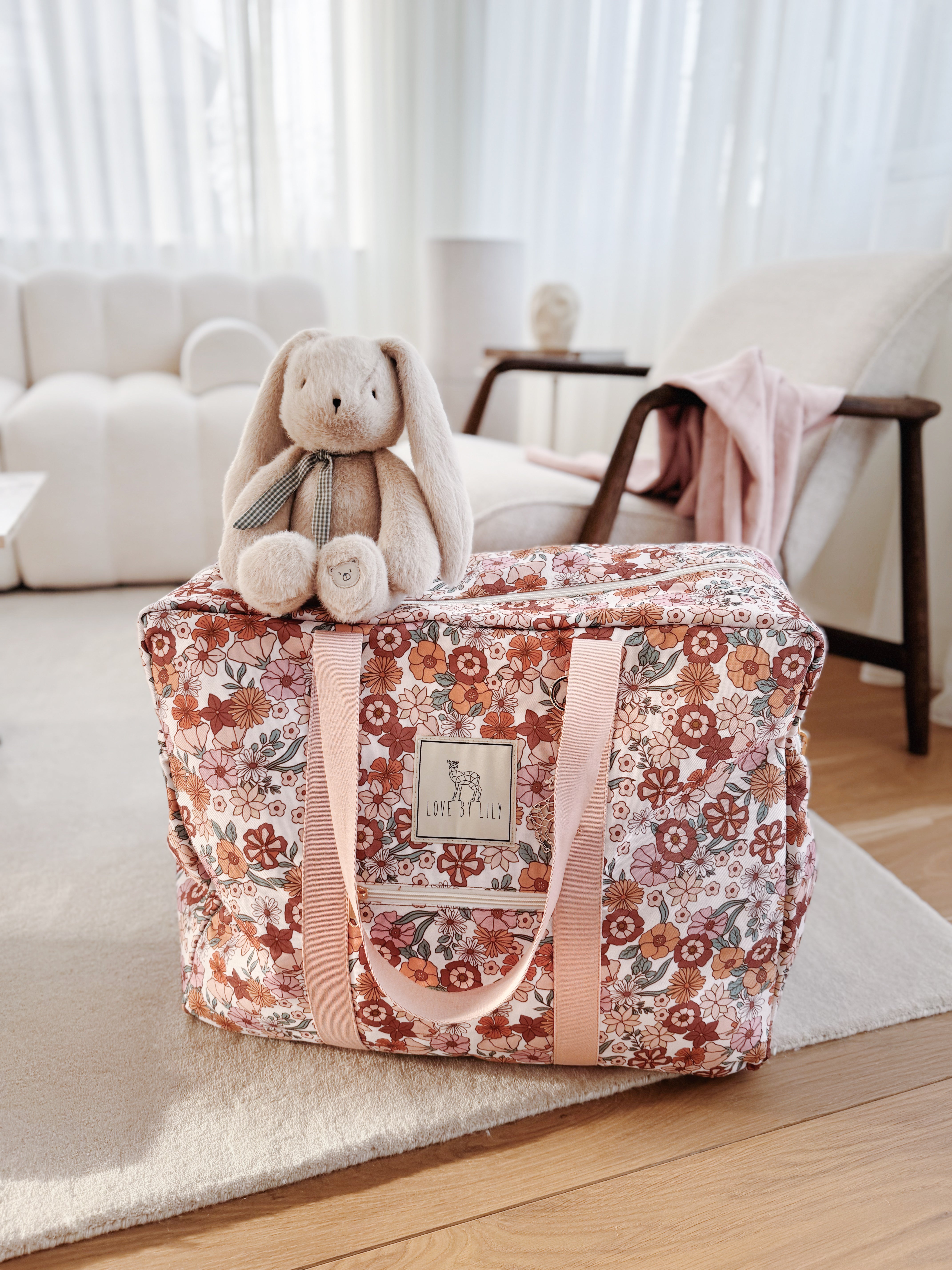 Close-up van Flowerfarm mom bag - met knuffel konijntje.