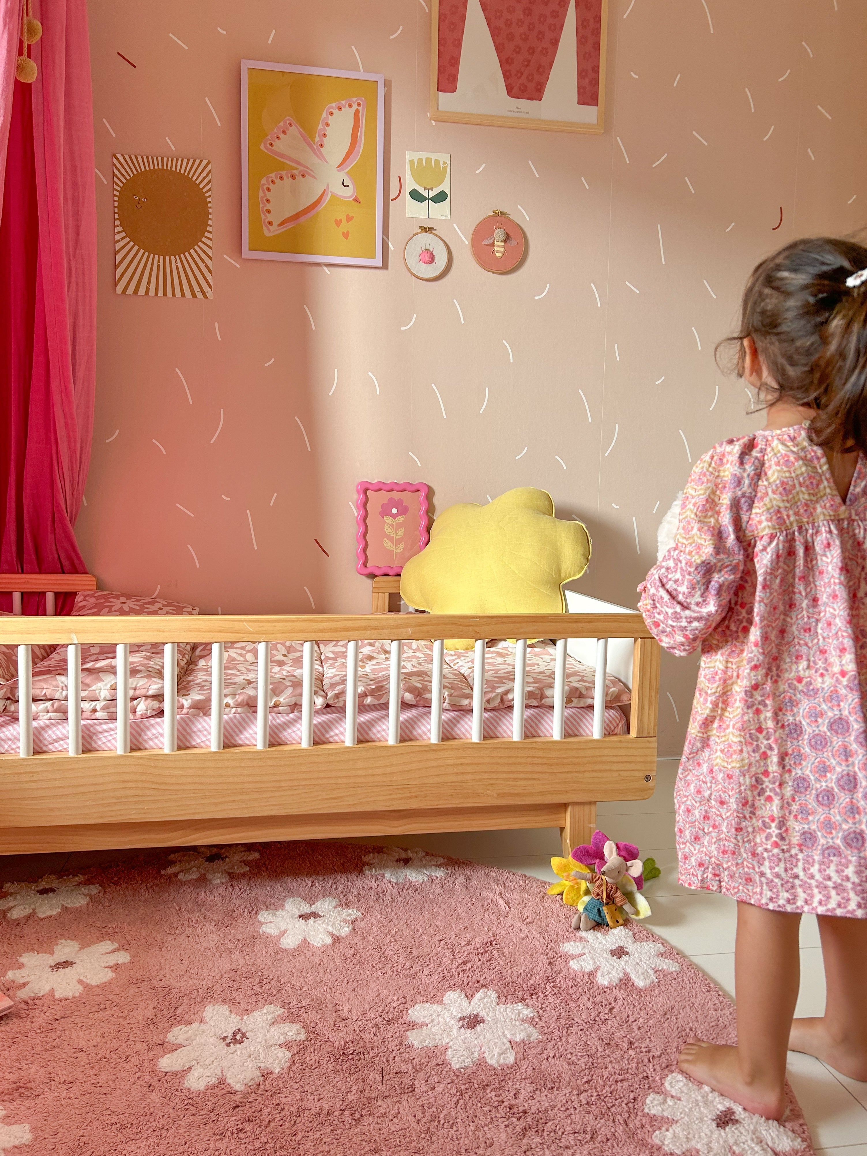 Maak de meisjeskamer compleet met het Daisy Day vloerkleed. Roze kleur, 3D poolhoogtes en duurzame natuurlijke materialen.