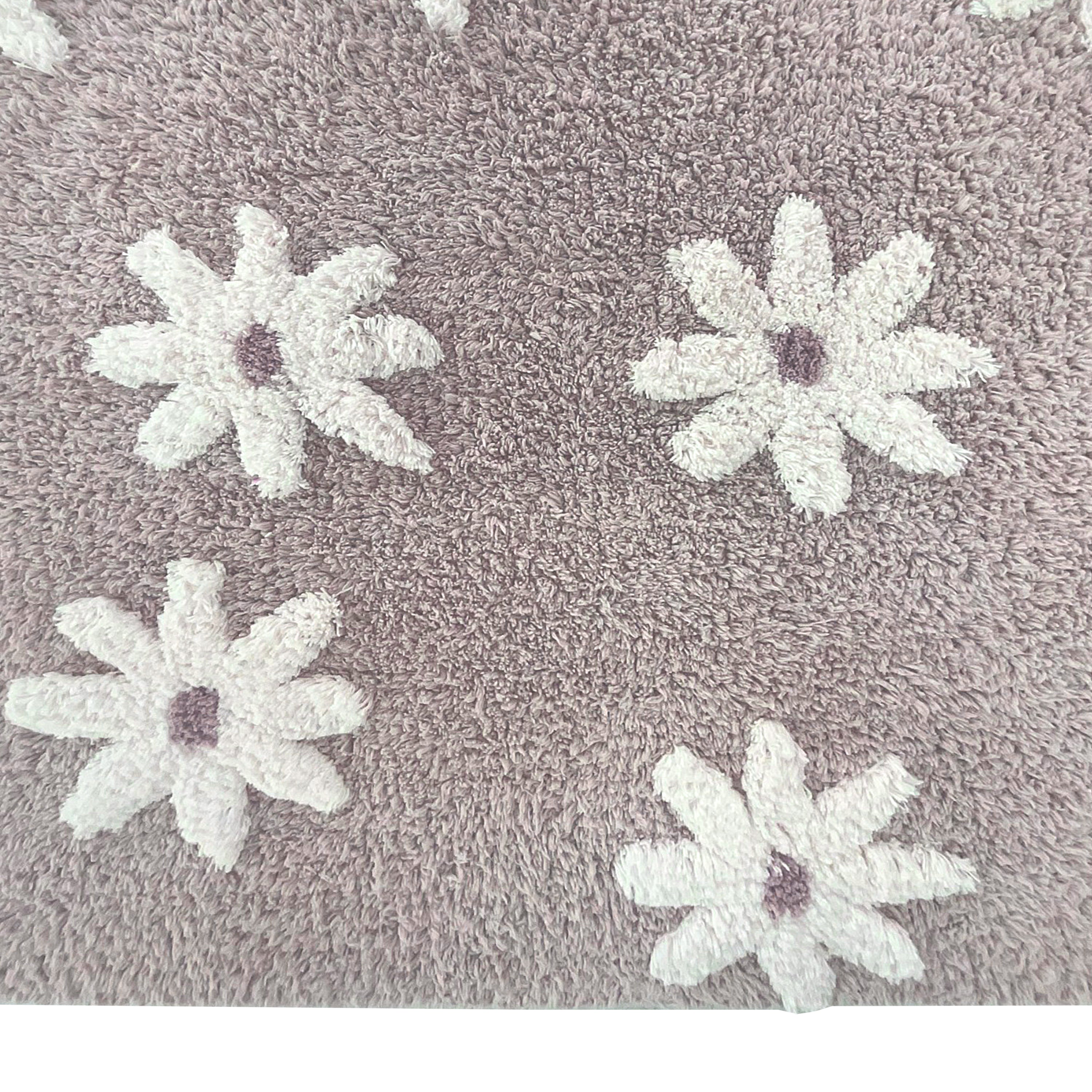 Kindervloerkleed in rechthoekige vorm met speelse bloemenprint.