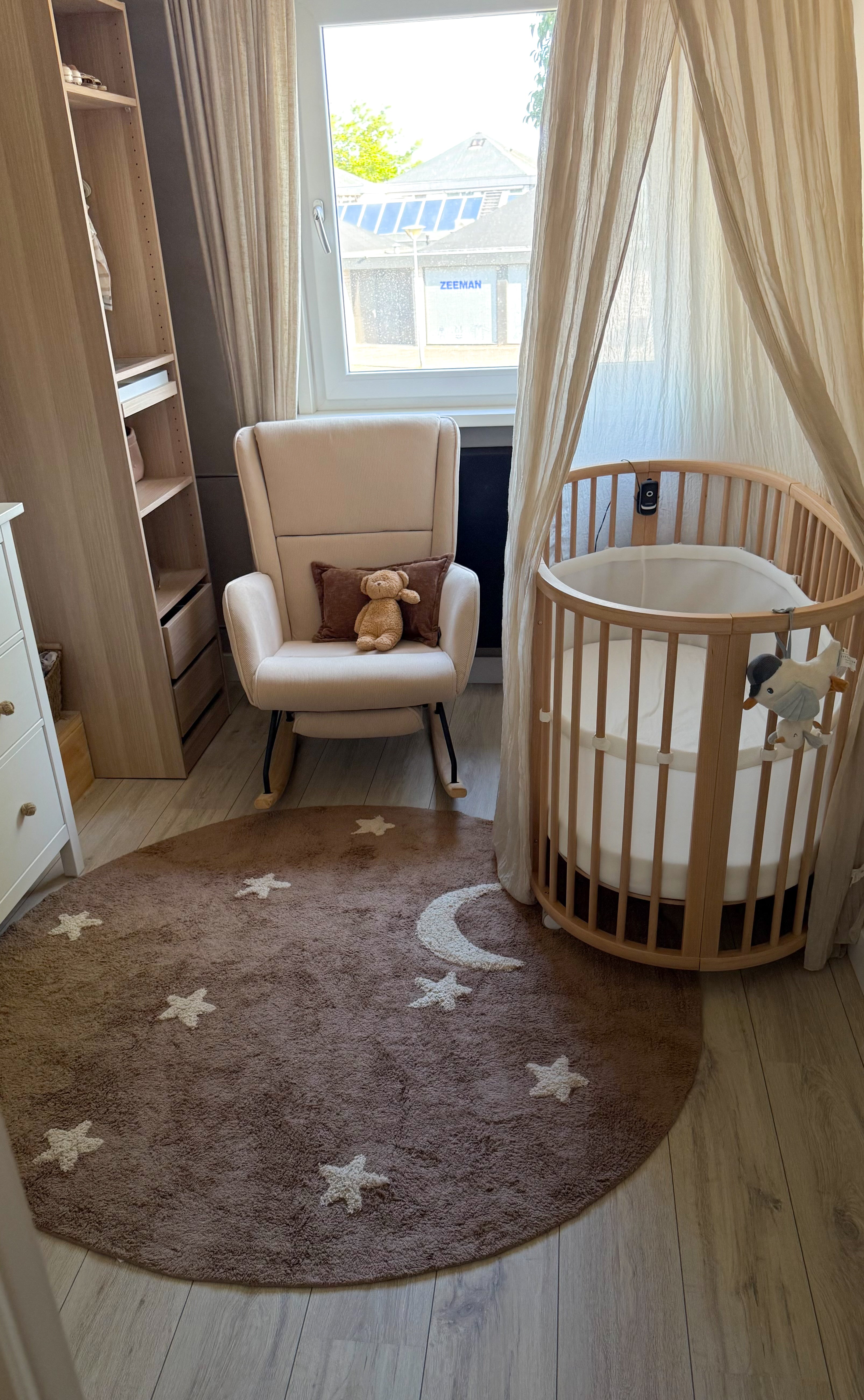 Moon and Stars speel- en vloerkleed, zacht en comfortabel. Mooi in een babykamer.