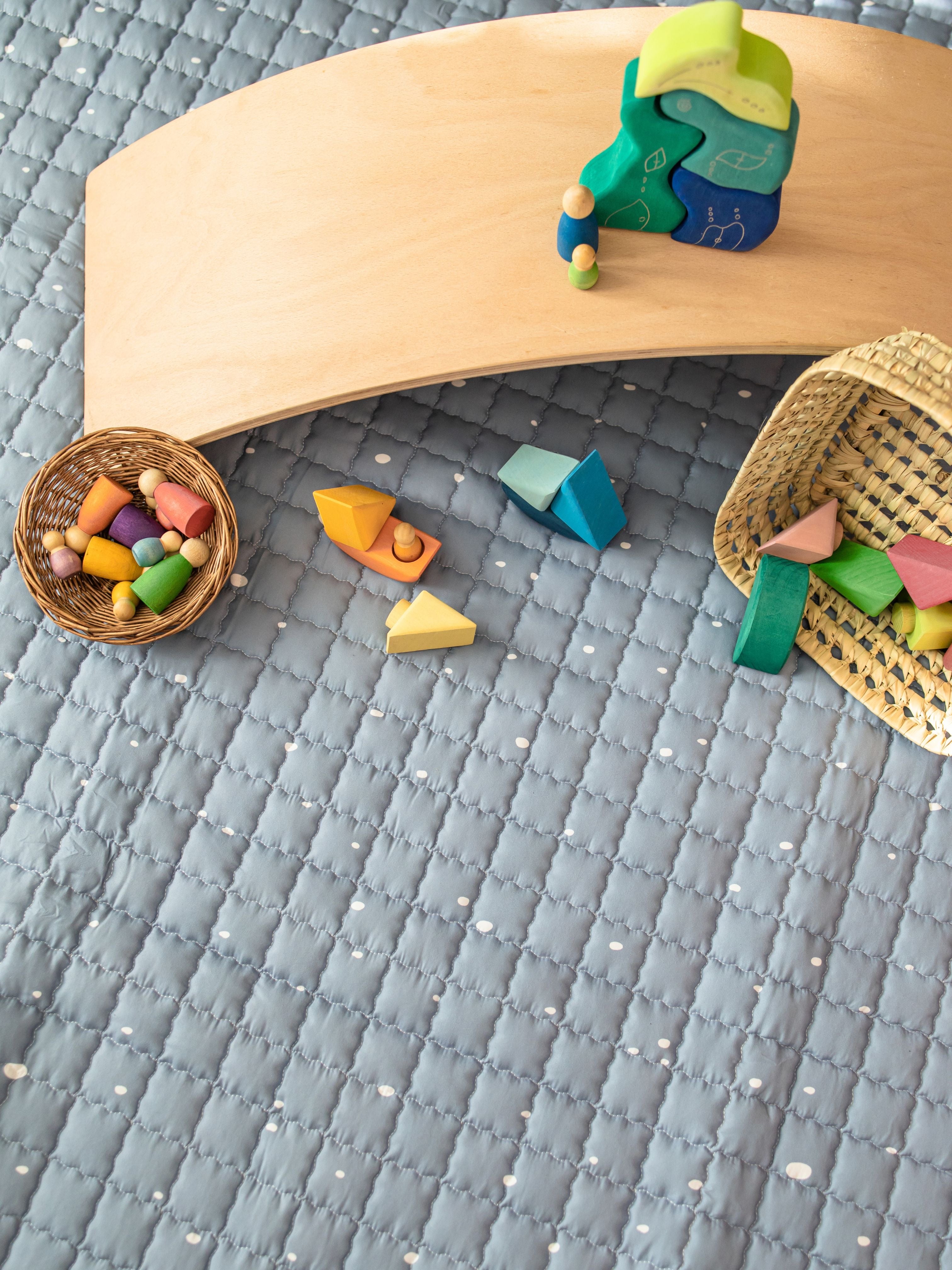 Een dromerig speelkleed in blauw en wit – als slapen onder de sterren.