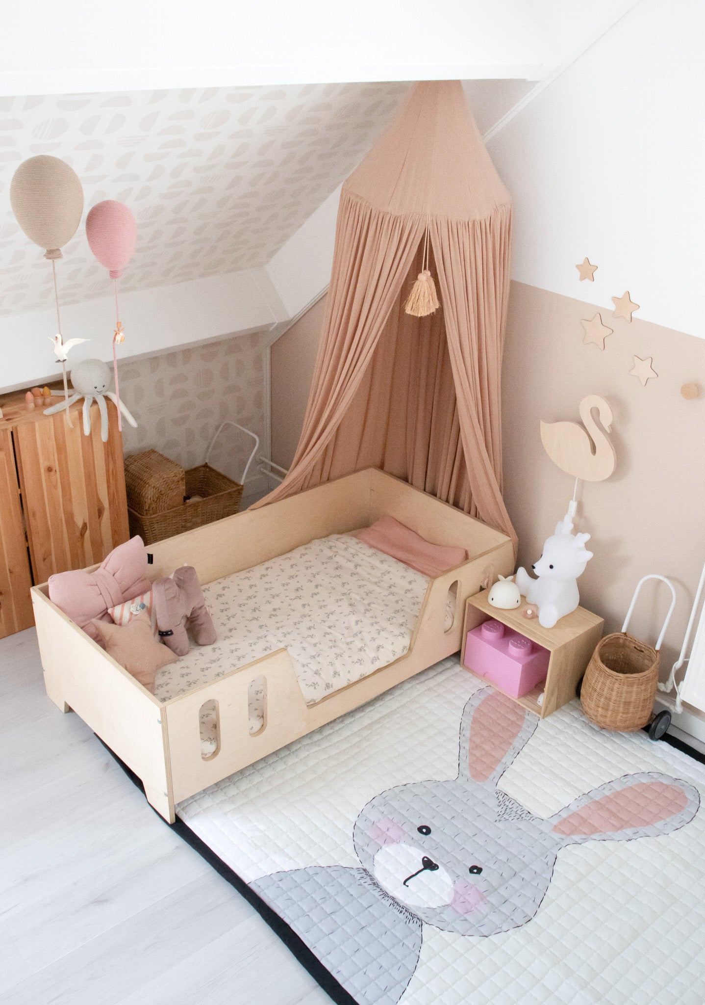 Zacht speelkleed met een konijntje – voor rustige dromen.