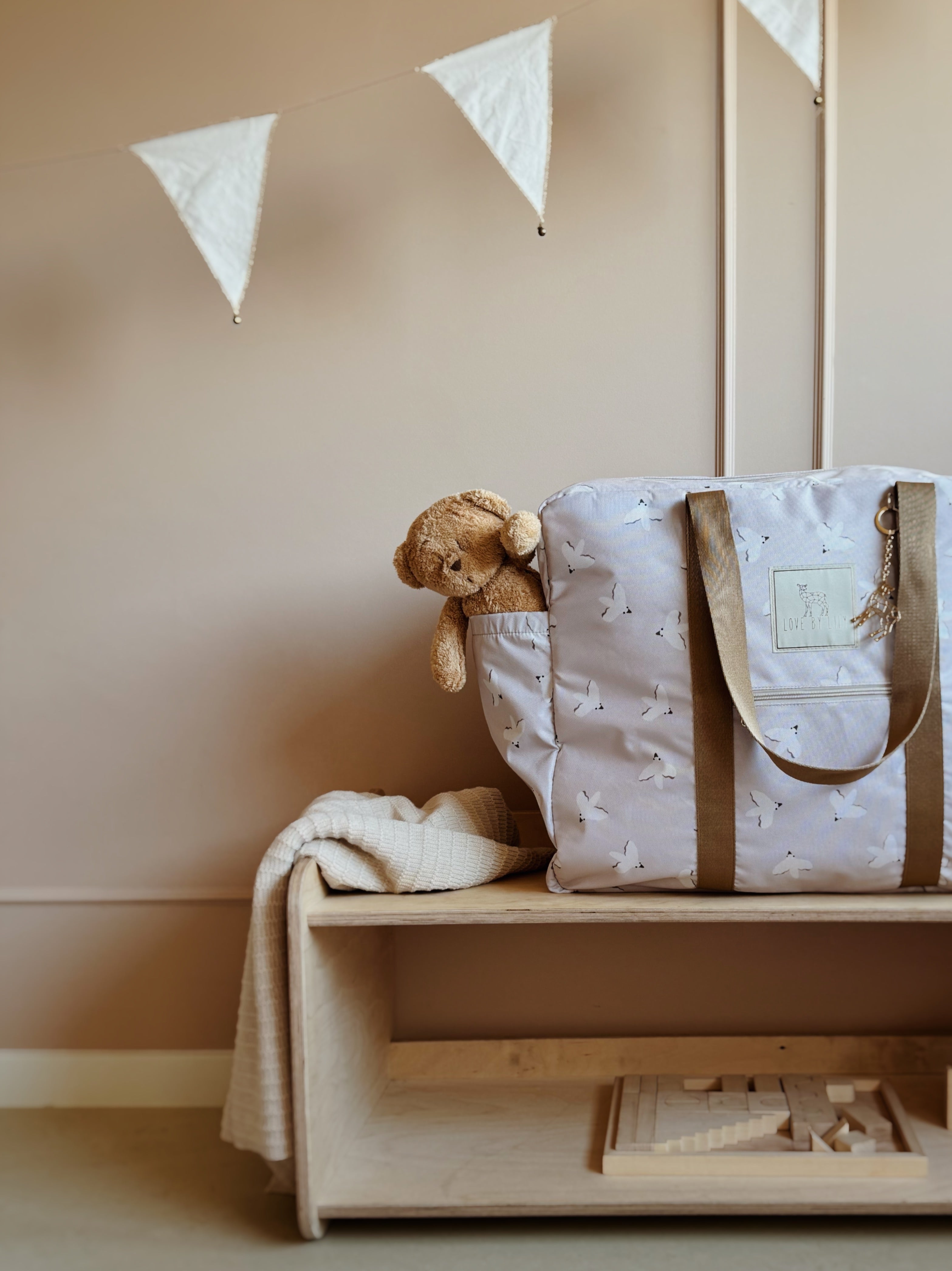 Voorzijde van de Birds Travel Mom Bag – stijlvolle en functionele luiertas