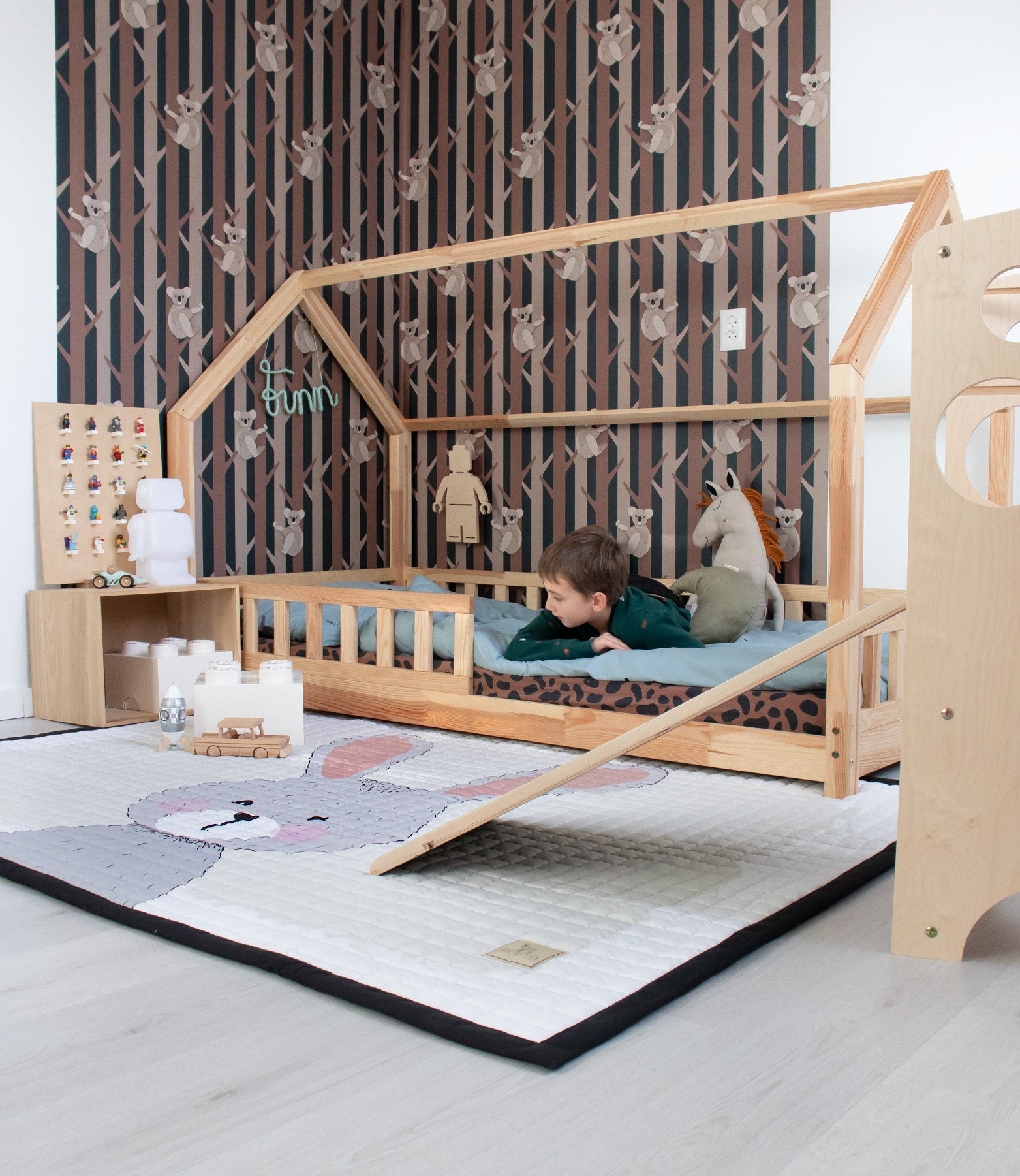 Speelkleed met een lief konijn met lange oren – zacht, schattig en rustgevend.