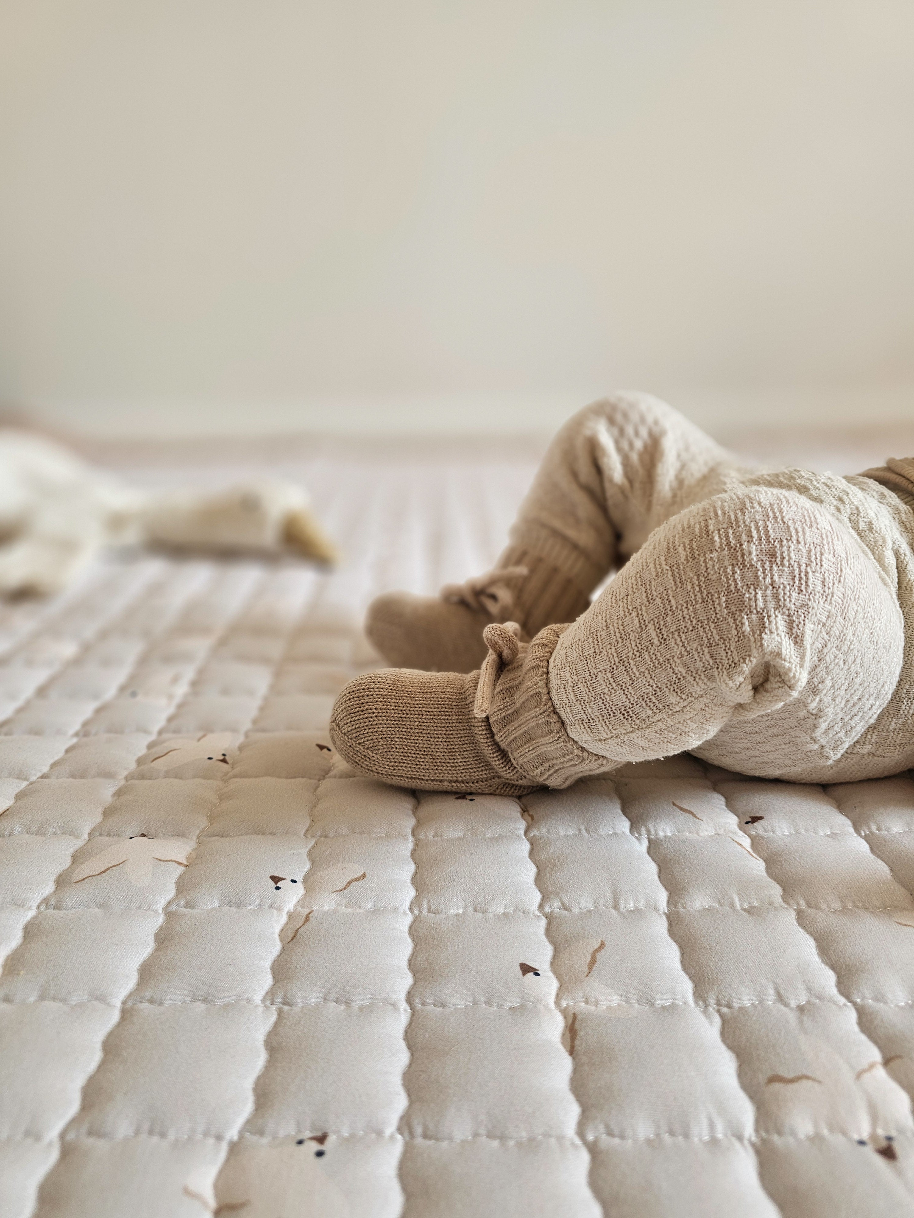 Ontdek het Birds speelkleed – stijlvol neutraal baby speelmatje. Groot, gewatteerd en CE gecertificeerd. Ideaal voor tummy time en kruipen.