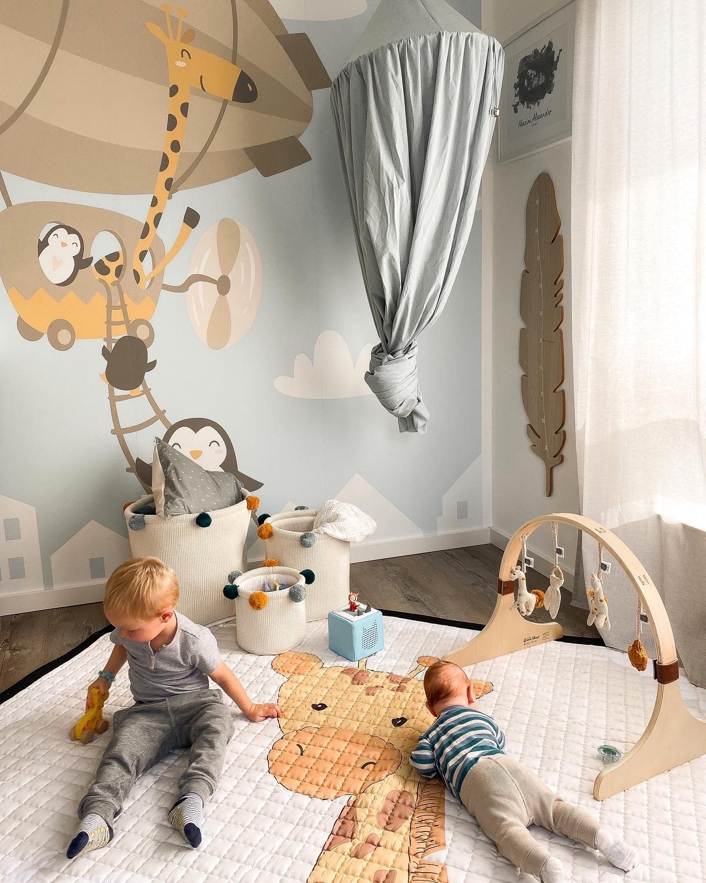 Knuffelzacht speelkleed met een lieflijke giraf – een veilige speelplek voor je baby.