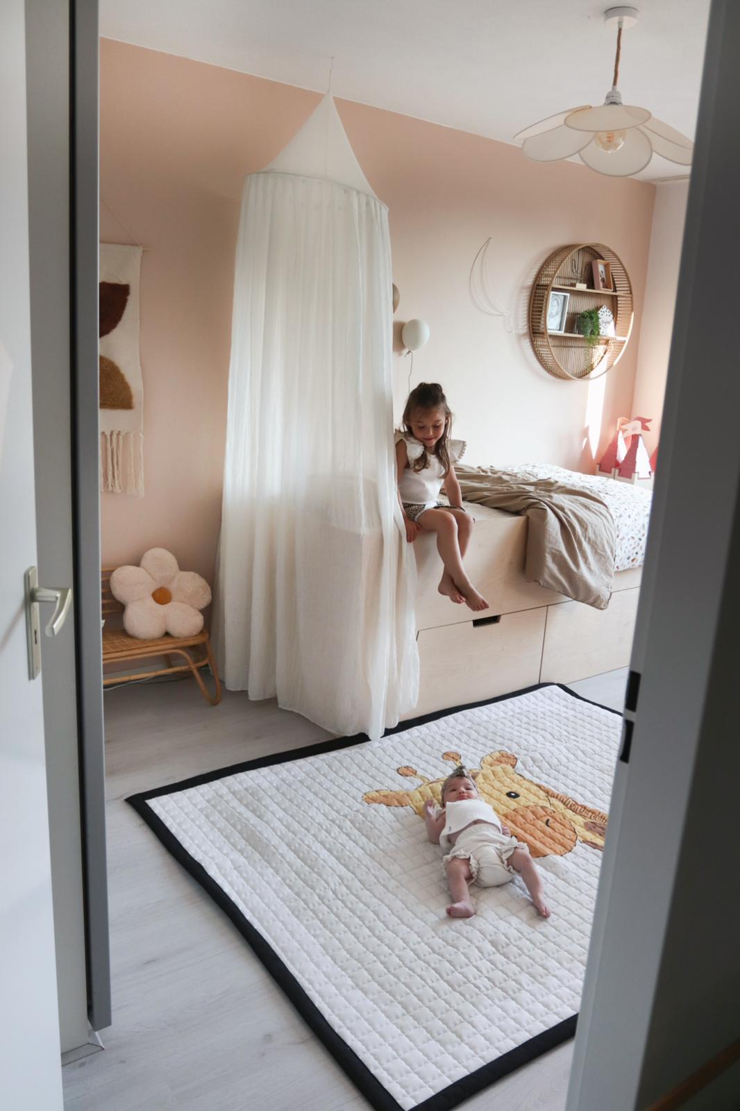 Knuffelbaar speelkleed met een vriendelijke giraf – perfect voor de allerkleinsten.