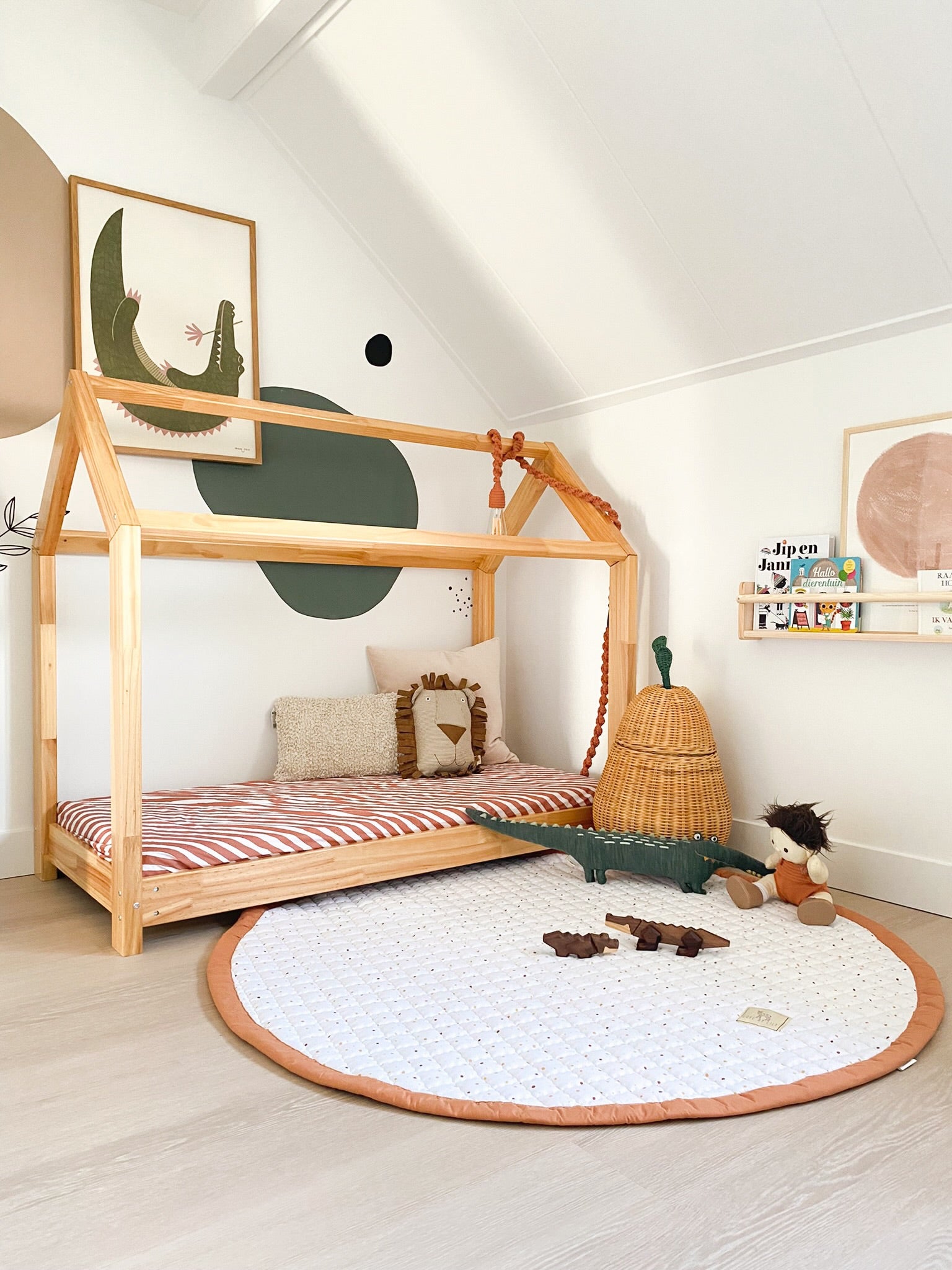 Rond speelkleed Goldmine in een baby- of kinderruimte.