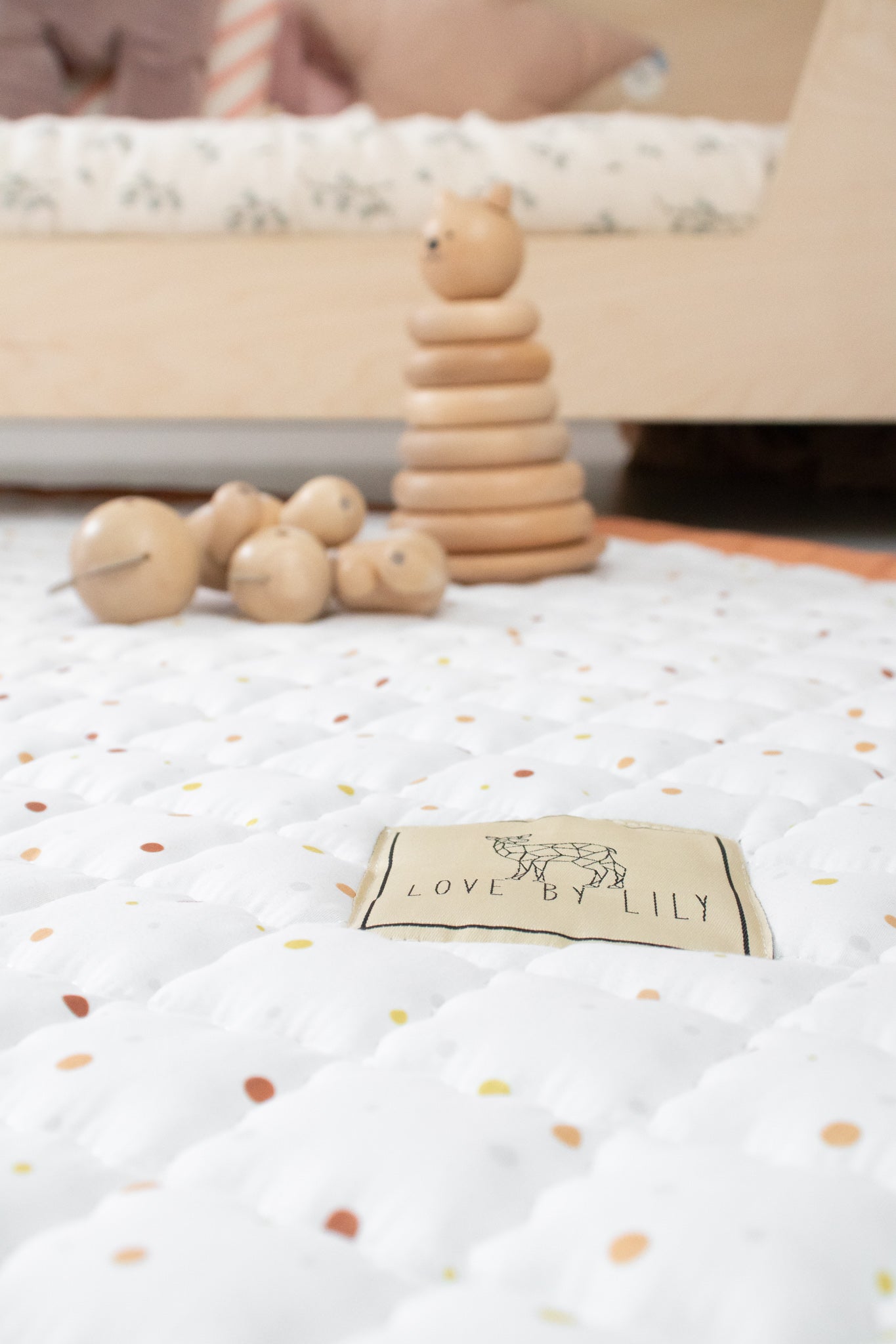 Detail van rond Goldmine speelkleed met zachte stof en verfijnde afwerking.