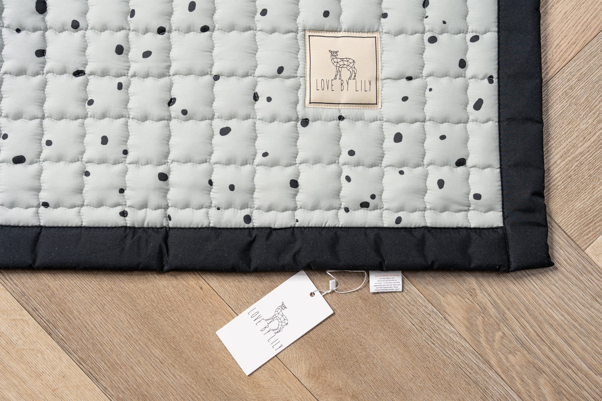 Een stevige maar zachte basis met abstracte vlekken – voor de eerste ontdekkingsreizen.