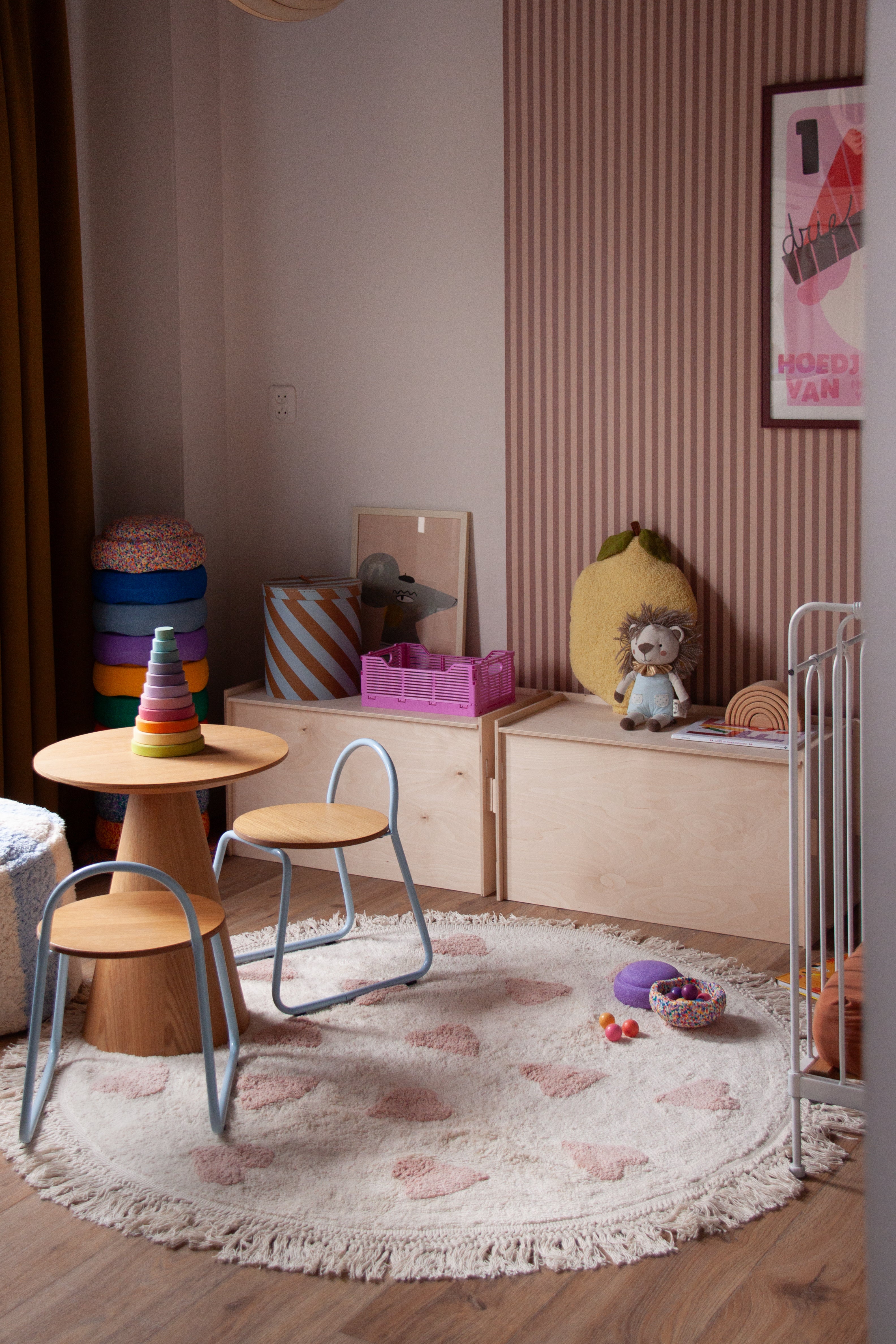 Zacht vloerkleed Blush Hearts met anti-slip onderzijde voor veilig spelen.