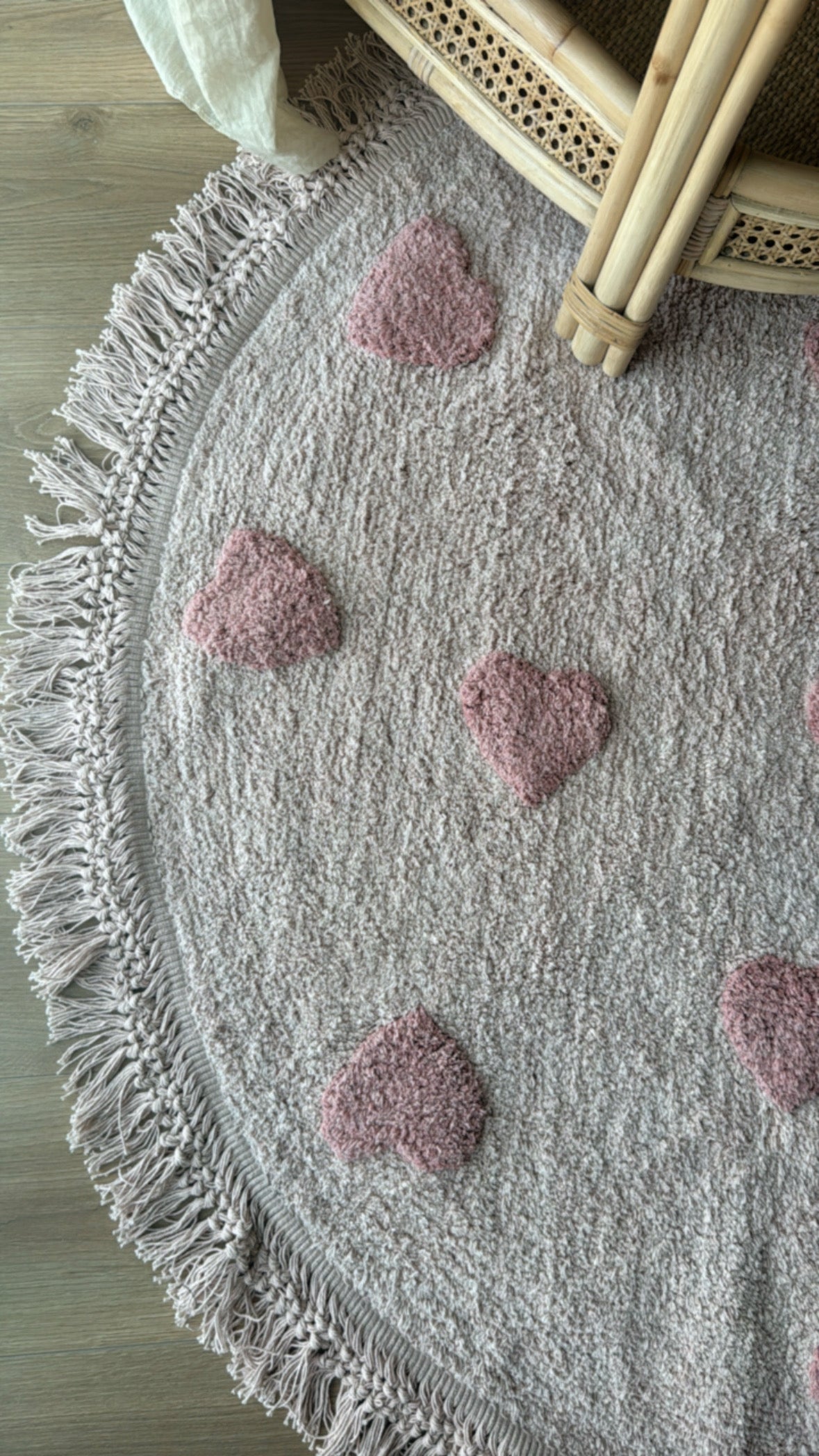Speels en romantisch vloerkleed met hartjes, ideaal voor kinderen.