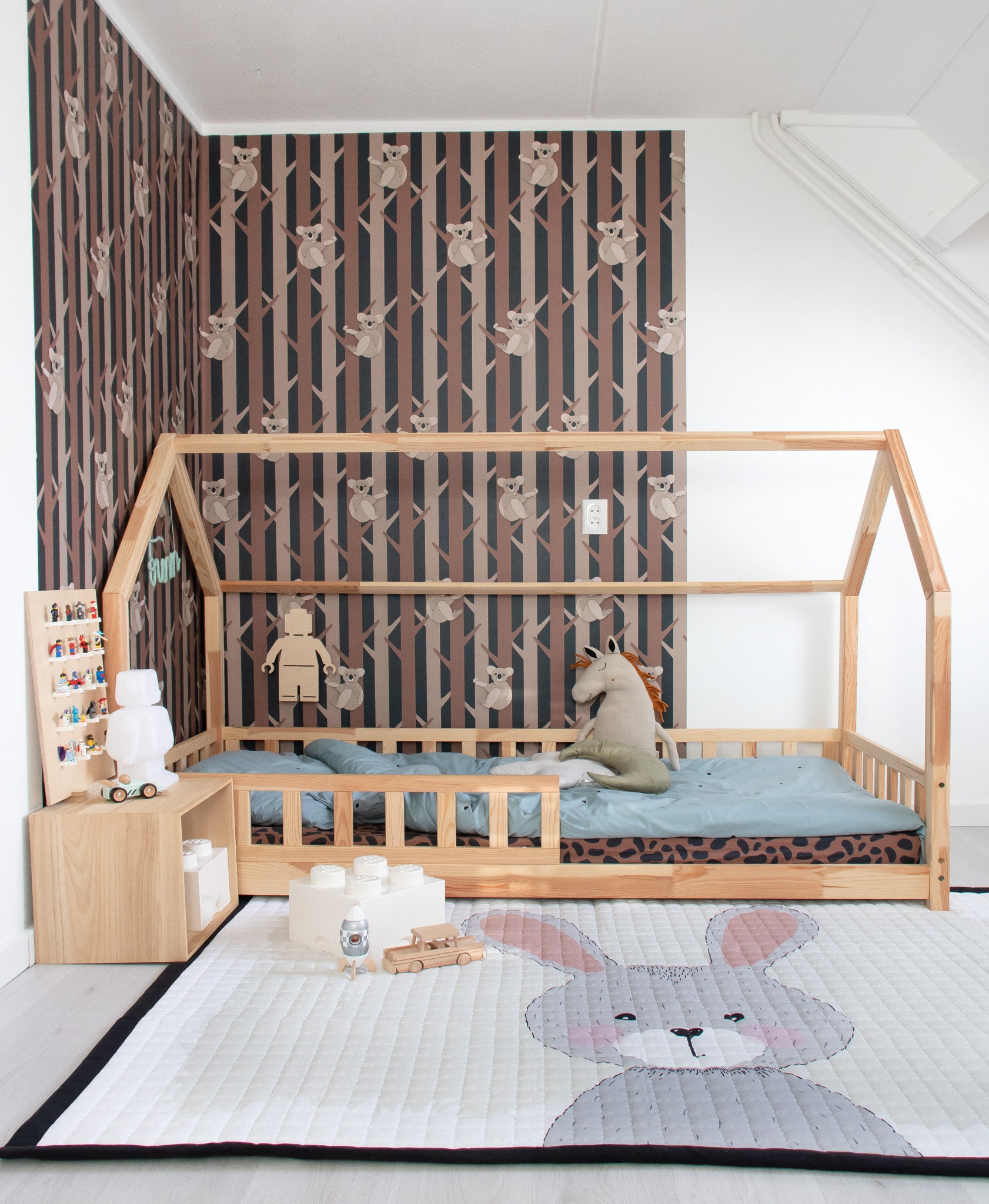 Lief speelkleed met een vrolijk konijntje – klaar om mee te spelen.