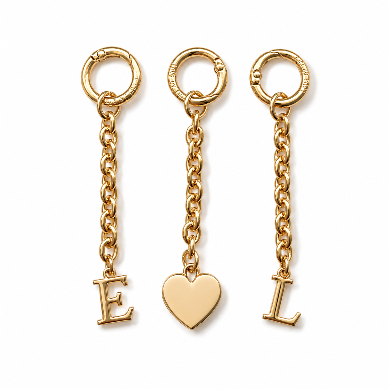 The Lily Keychain – goudkleurige sleutelhangers met letter- en hartbedel