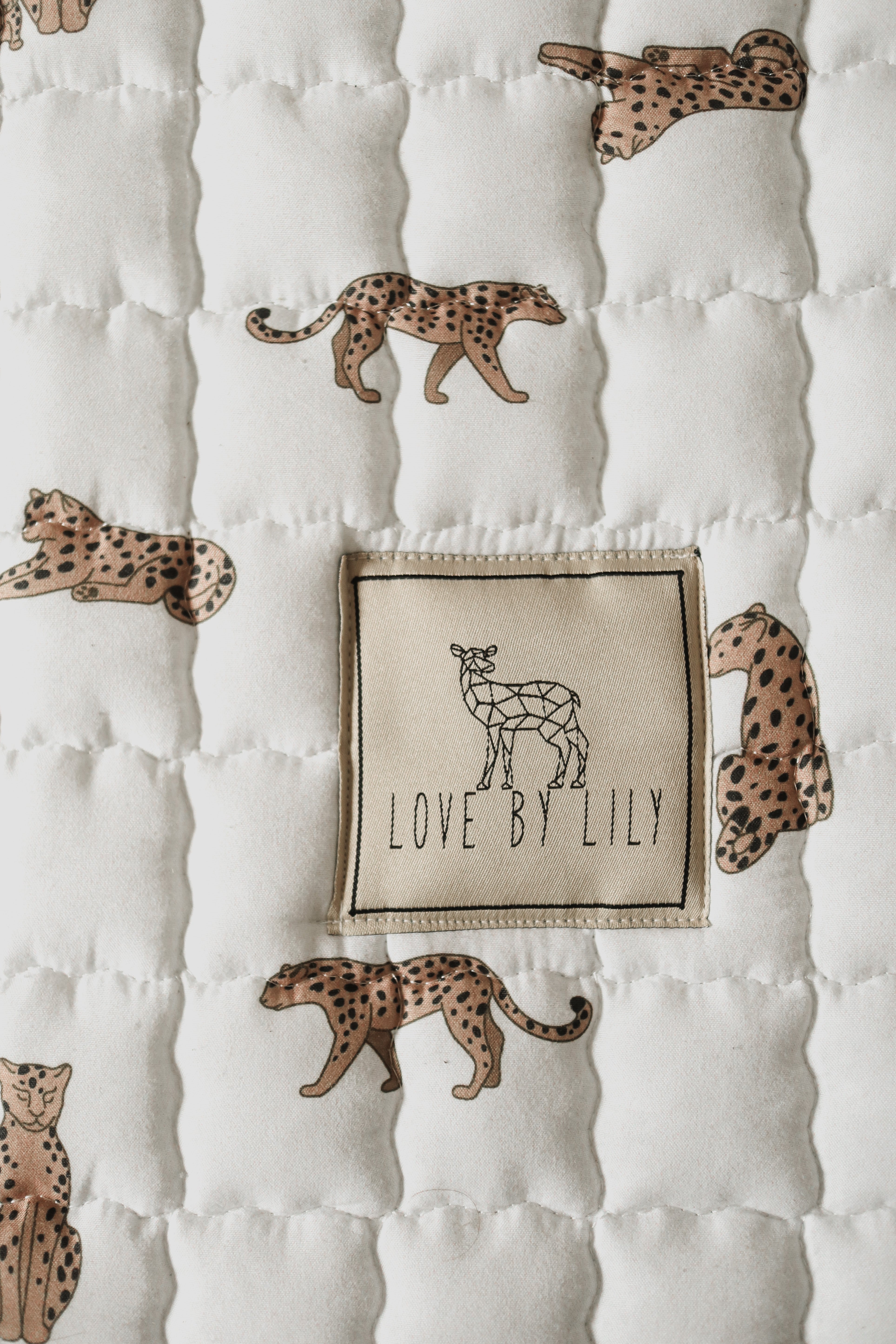 Kleine luipaardjes op een helder speelkleed – voor de allerkleinste avonturiers.