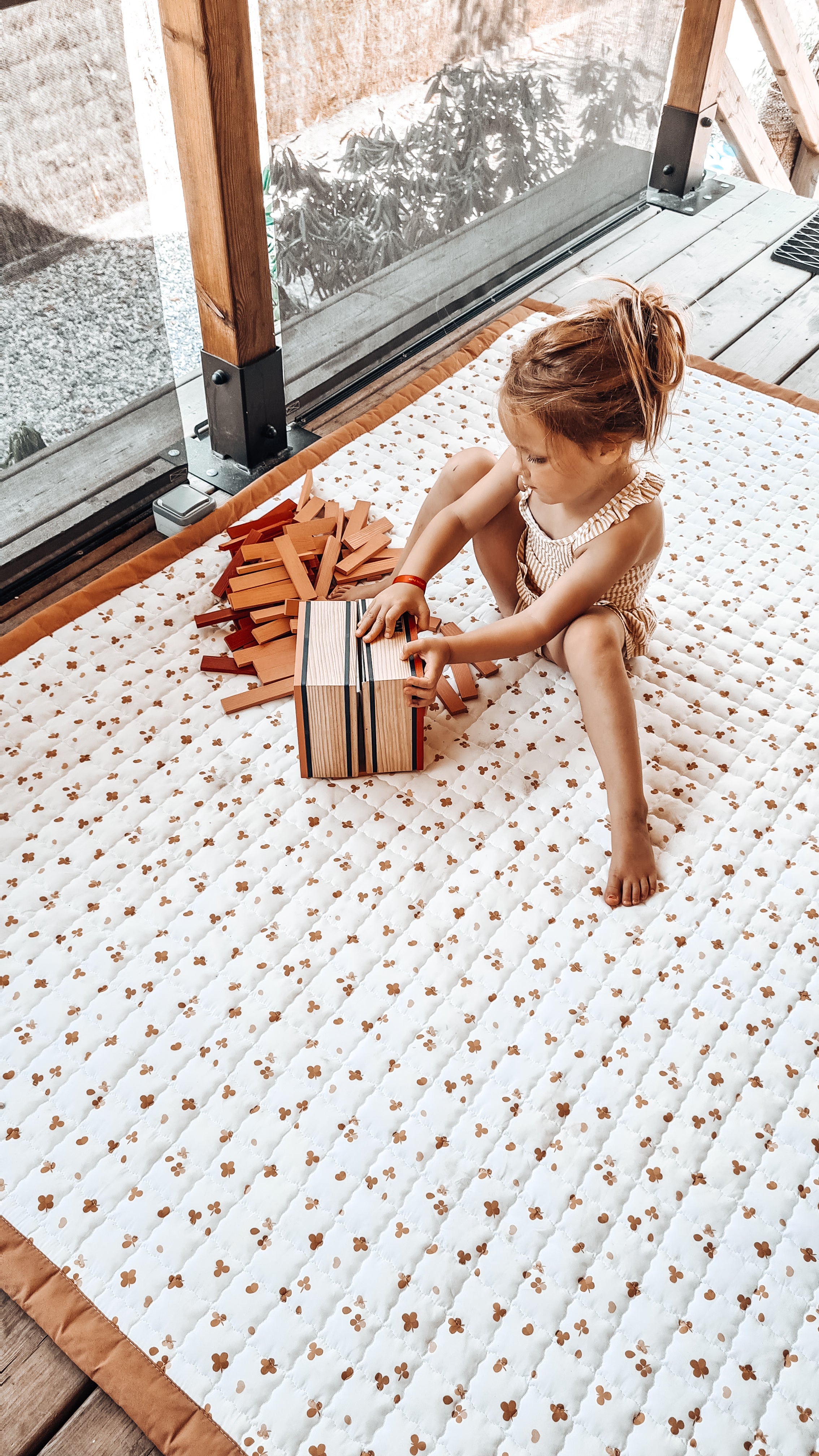 Zacht speelkleed met kleine klavertjes – ideaal voor binnen én buitenplezier.