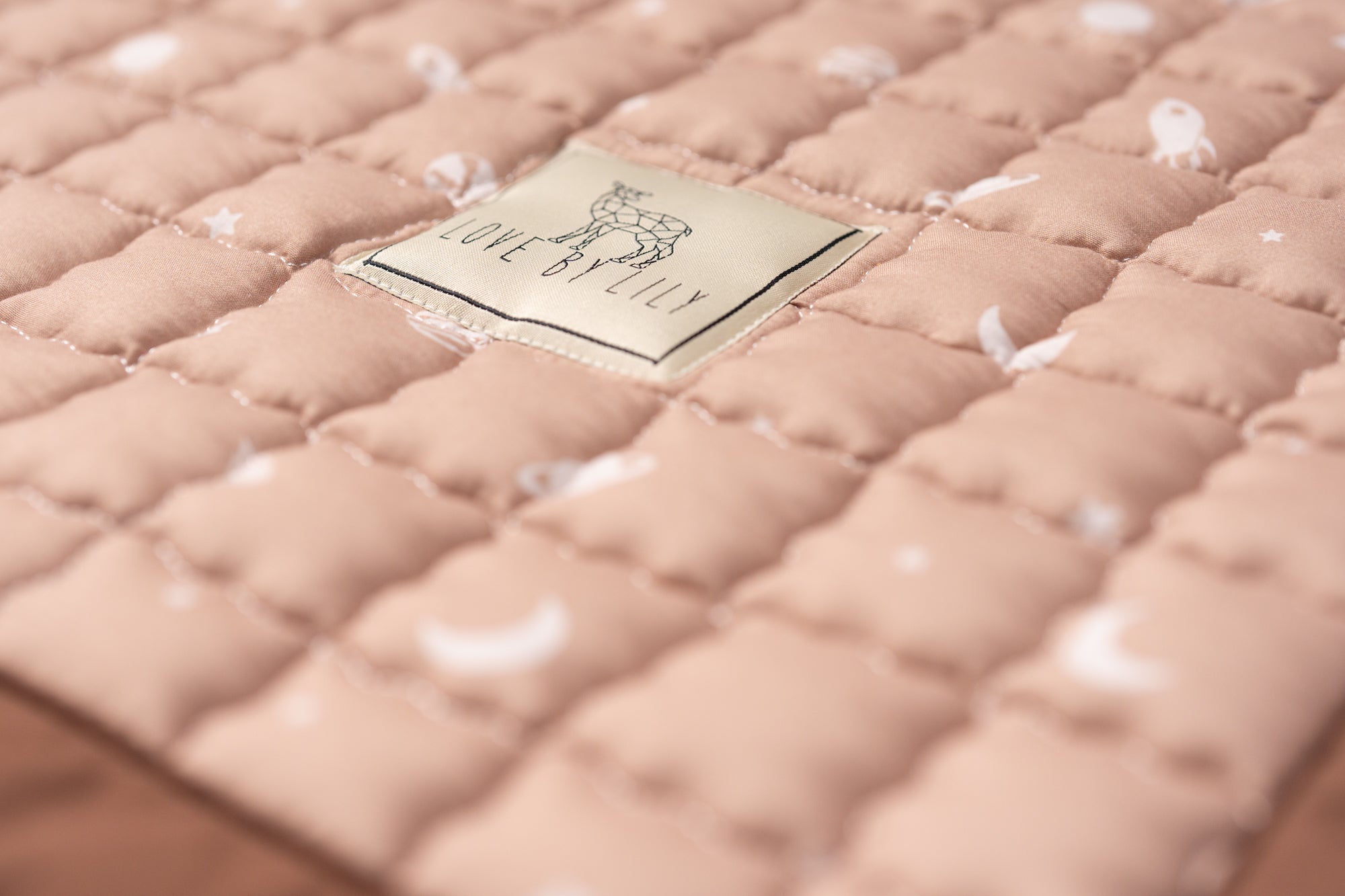 Speelkleed met zachte stof en witte sterrenprint, waar kleine ontdekkers avonturen beleven