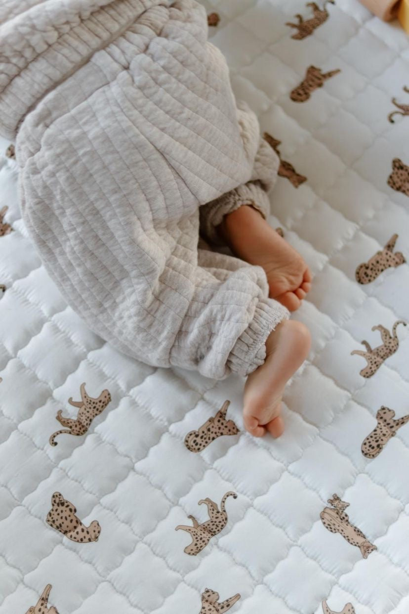 Luipaardjes op een helder speelkleed – ideaal voor de eerste ontdekkingen.