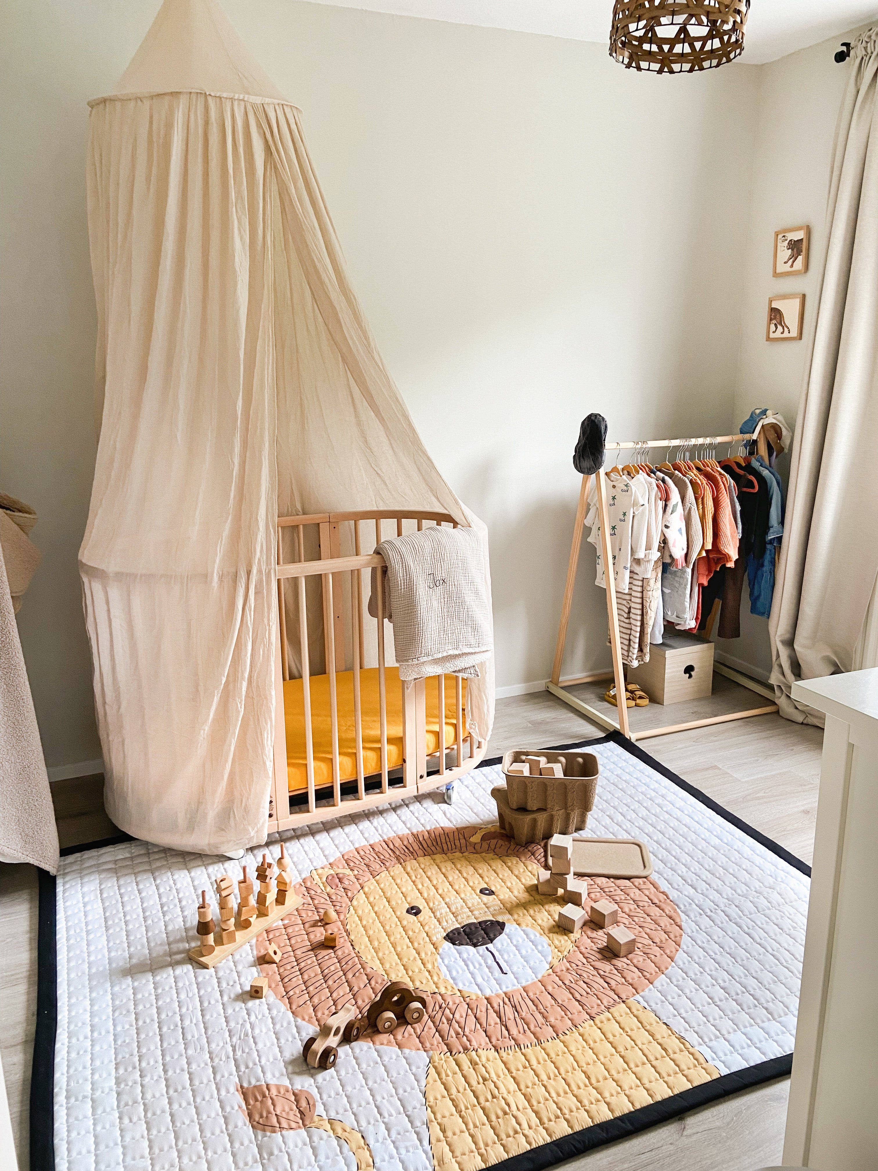 Een zachte savanne vol fantasie – met de leeuw als middelpunt van het spel.