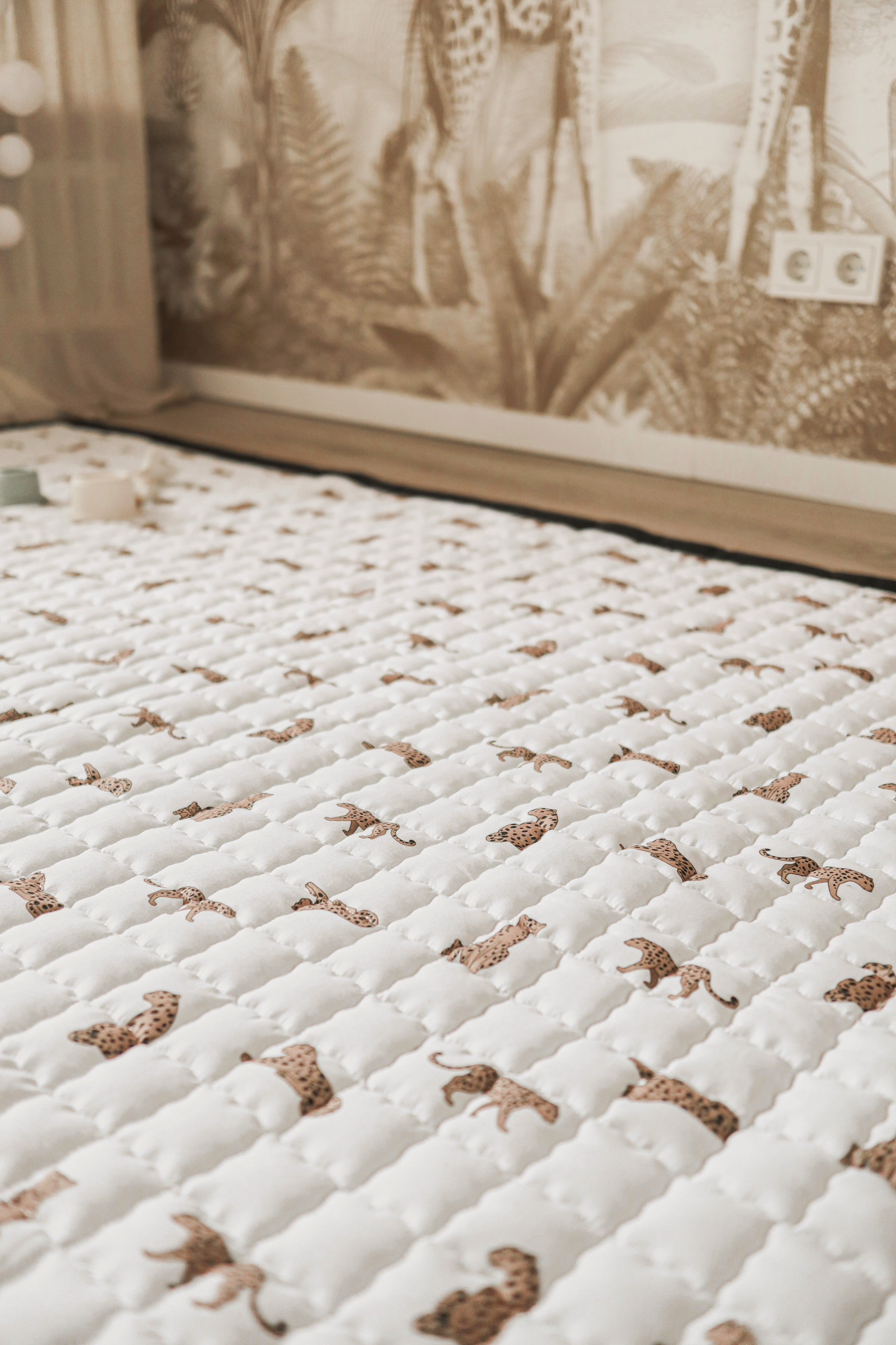 Vrolijke luipaardjes op een wit speelkleed – kleine vriendjes voor grote avonturen.