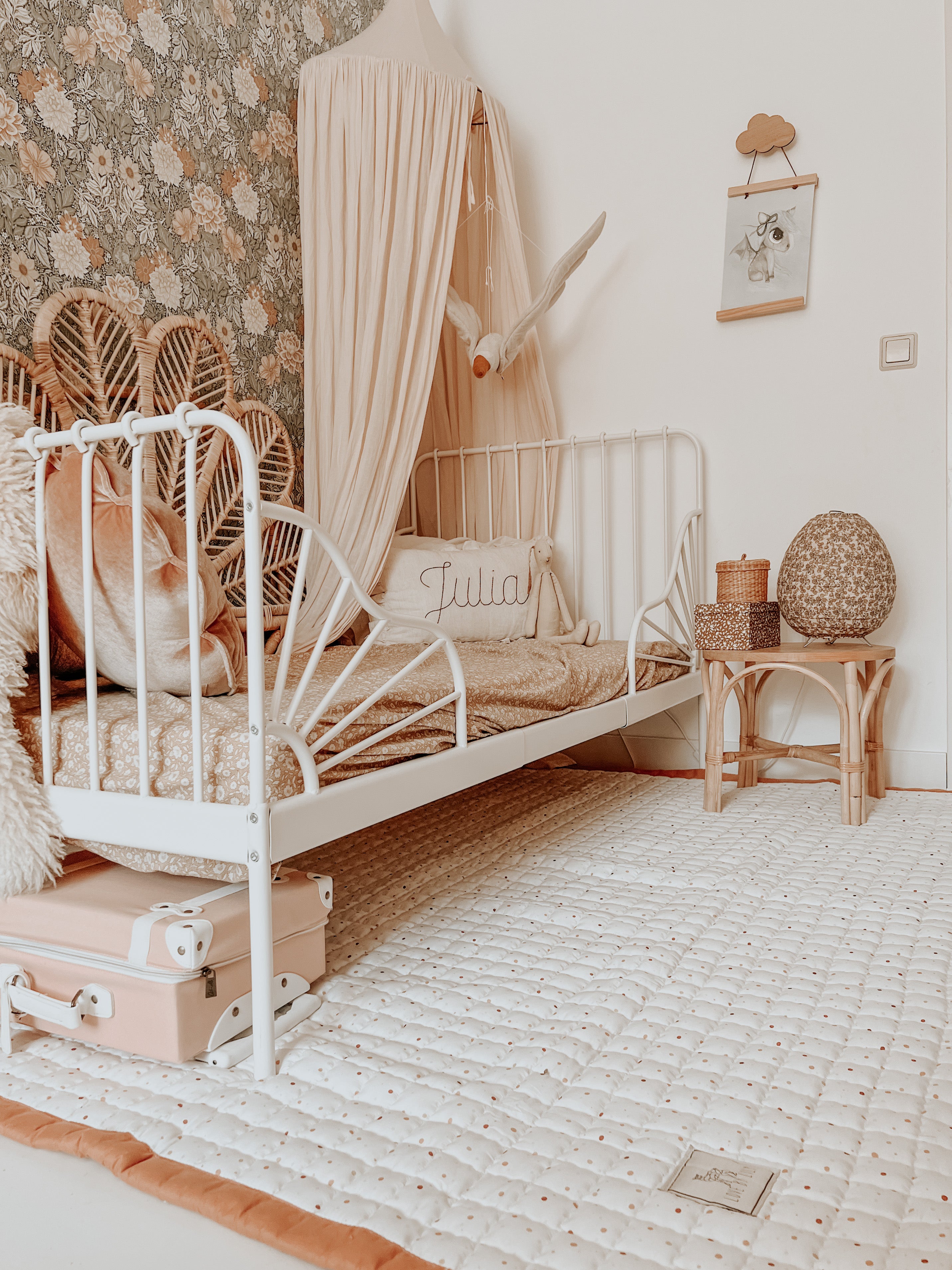 Wit speelkleed met vrolijke stippen – een kleurrijke vriend voor elk avontuur.