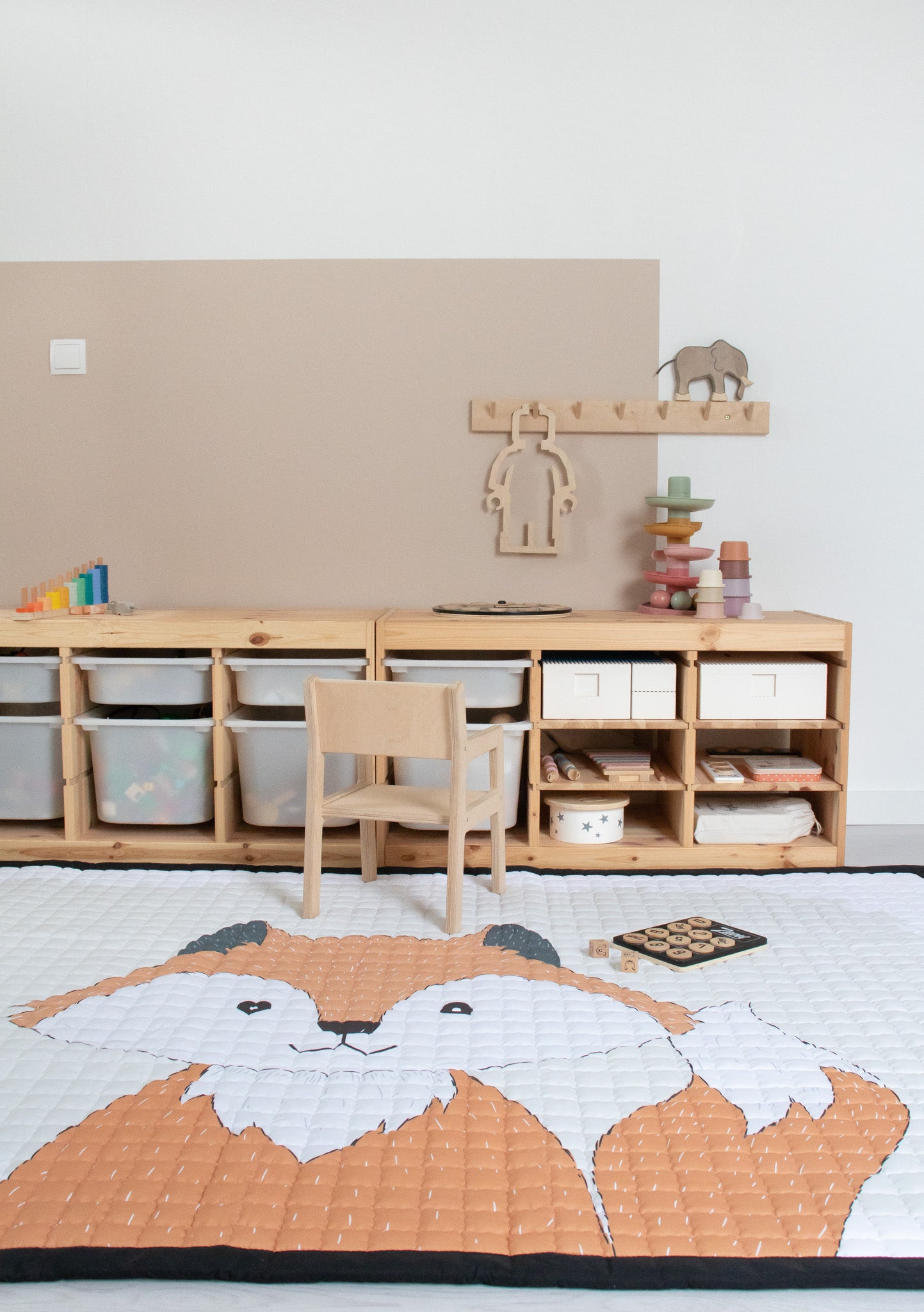 Lief, zacht speelkleed met een knuffelbaar vosje als middelpunt.