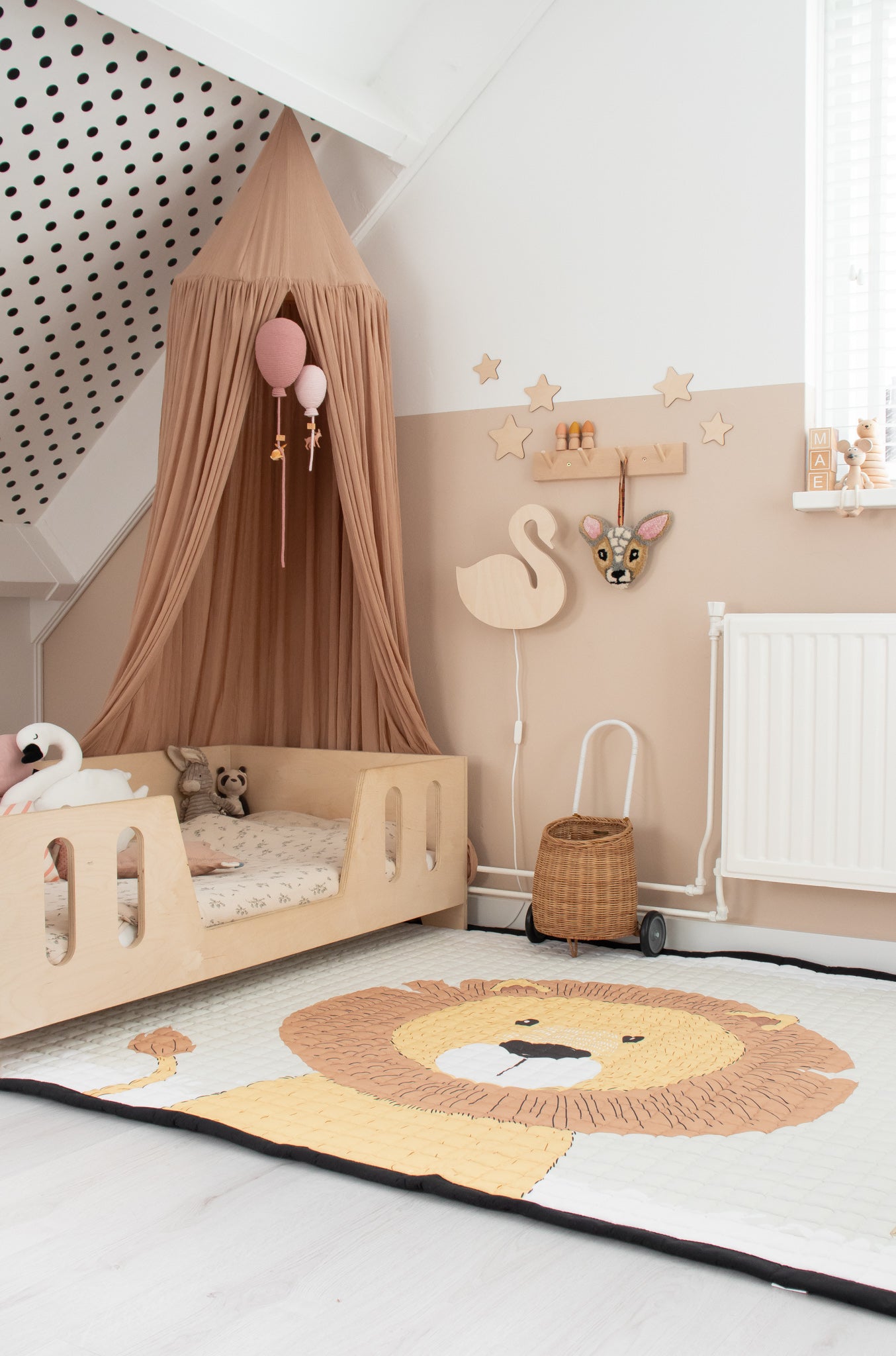 Een stoere leeuw als middelpunt van het speelkleed – voor kleine koninkjes en koninginnen.