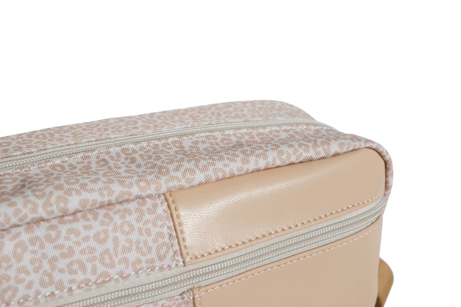Close-up van de Lily Pocket Latte Leopard met warme luipaardprint, luxe afwerking en gouden Love by Lily-hert.