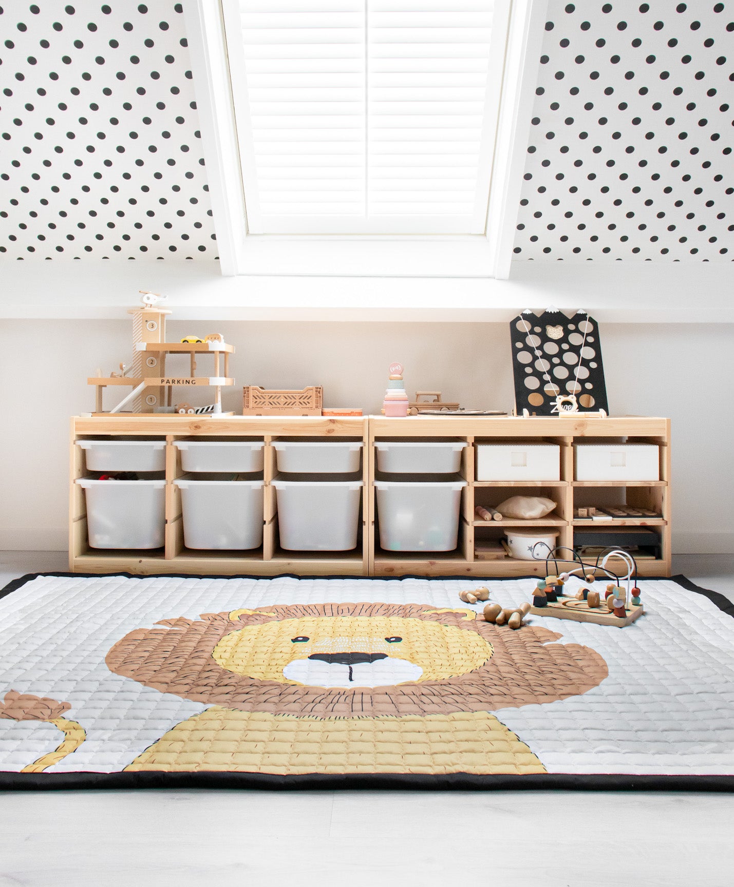 Speelkleed met een schattige leeuw – heerlijk zacht en perfect voor jonge ontdekkers.