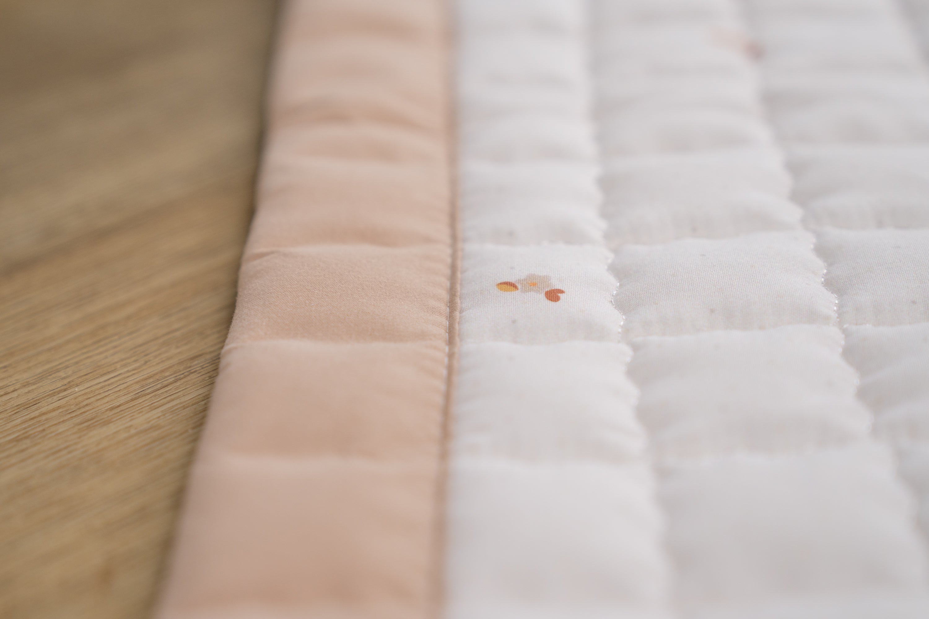 Speelkleed met kleine bloemen en stippen – een frisse lentebries in huis.
