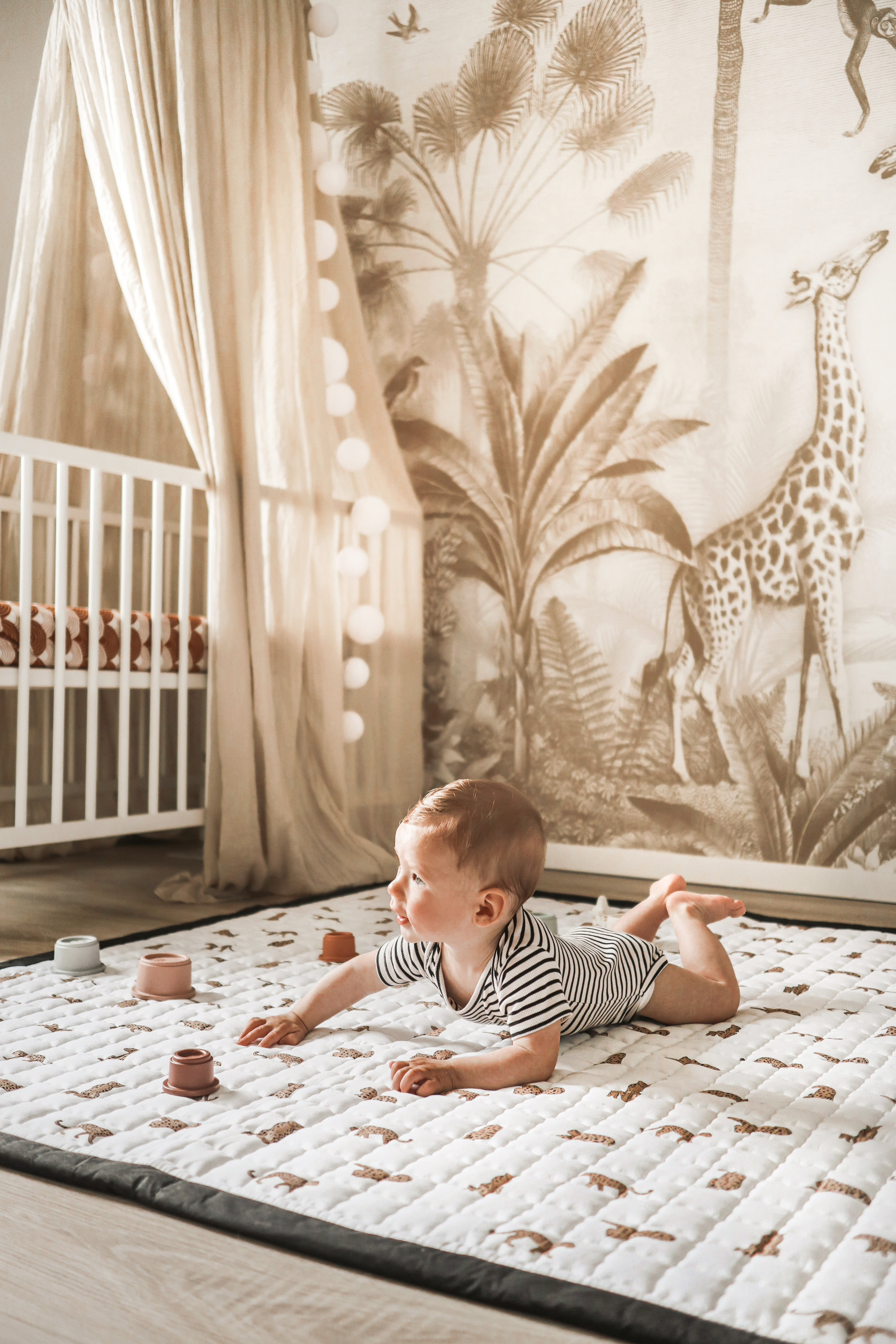 Minimalistisch speelkleed met lieve luipaardjes, perfect voor een zachte speelomgeving