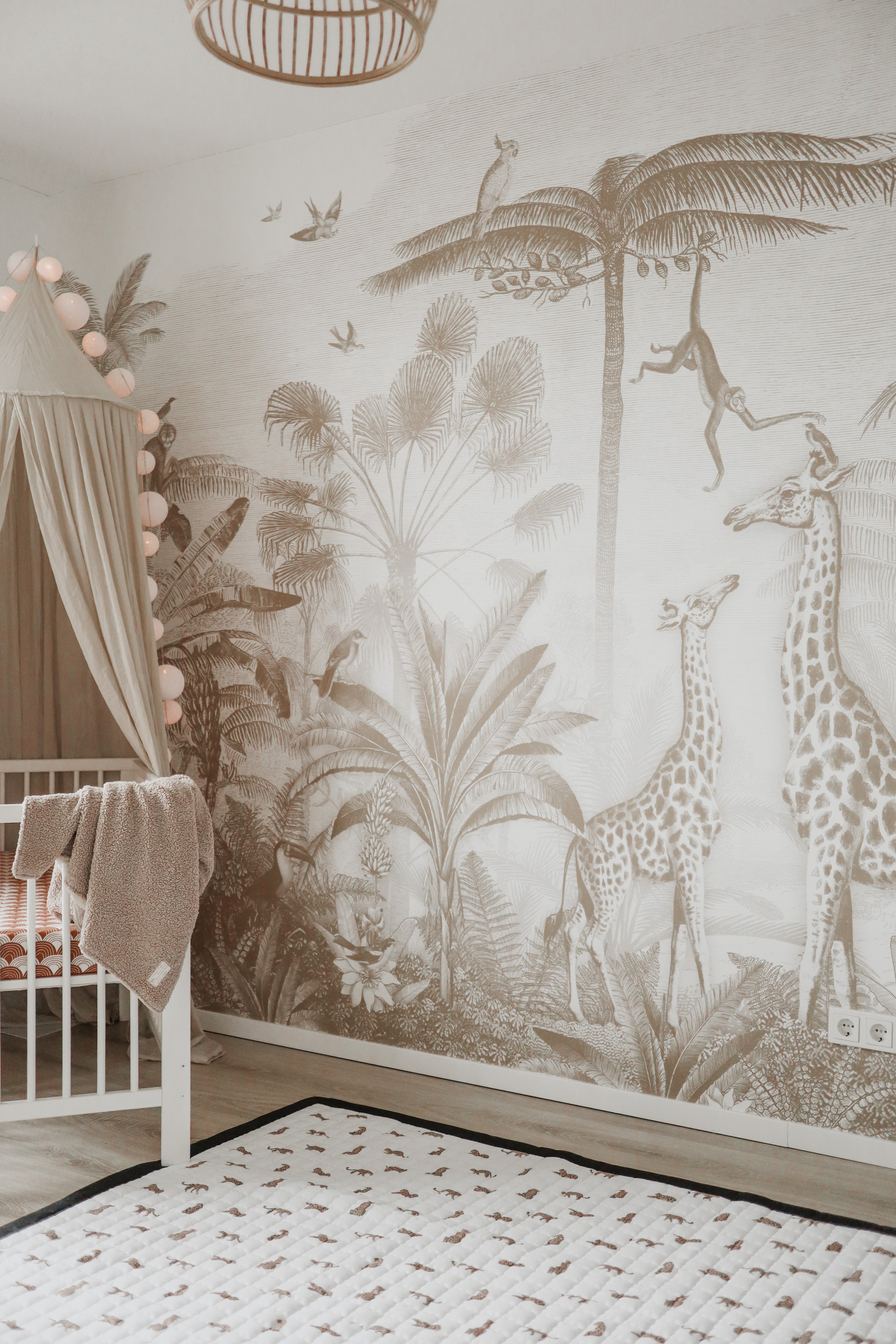 Speelkleed met schattige luipaardjes op een frisse witte achtergrond